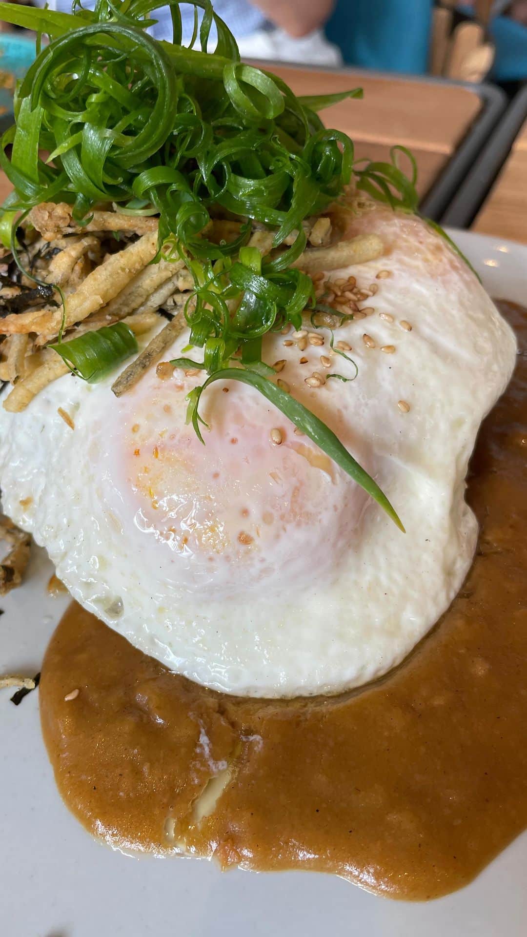 のインスタグラム：「お腹空いた〜😋 ハワイに到着したら、まずは#ロコモコ 🍳  #ハワイで食べたいものシリーズ #ハワイの風景 #ハワイグルメ #ハワイ好きな人と繋がりたい」