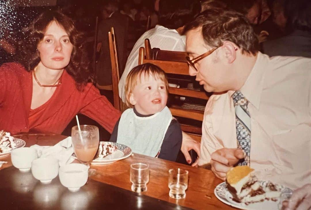 のインスタグラム：「Happy Father’s Day to this man — Hugh D Newman Jr, aka super dad. Aside from being a hard working plumber turned chemical engineer and father of of five he was the town Mayor and an ever-present force in our lives volunteering as our Cub Scout Leader, Boy Scout leader, soccer coach, baseball coach, basketball coach, and even served on the local school board. I still don’t know how he did it. But he was and IS one heck of a role model! Thanks for showing me how to do it right on my journey as a father.」