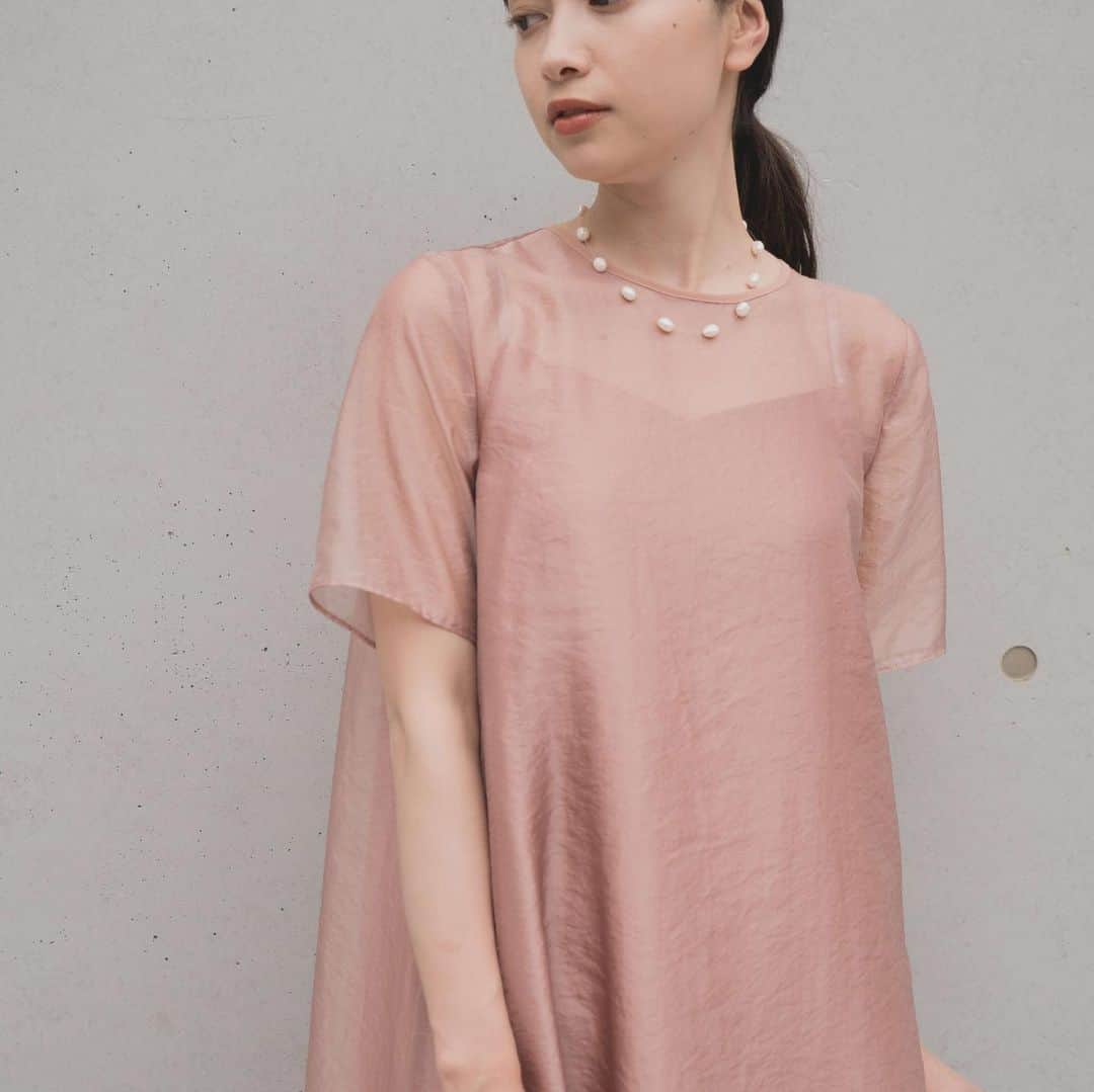 kaene －カエン－さんのインスタグラム写真 - (kaene －カエン－Instagram)「- new -  Sheer organza short sleeved dress / No.100882 color : yellow / pink / black size : 1 / 2 model : 157cm ( size1 )  シア―オーガンジーAラインドレスに半袖タイプが仲間入り。  マキシ丈のフレアワンピースで、裾のヘムラインはアシンメトリーデザイン。 歩くたびに軽やかに揺れ華やかな印象になります。  同系色のインナーワンピース付きです◎  #kaene #オケージョンドレス  #結婚式コーデ  #ゲストドレス  #結婚式ワンピース」6月19日 12時40分 - kaene_official