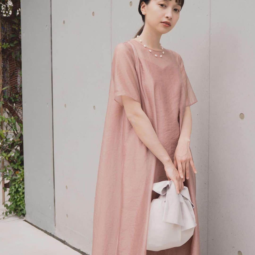 kaene －カエン－さんのインスタグラム写真 - (kaene －カエン－Instagram)「- new -  Sheer organza short sleeved dress / No.100882 color : yellow / pink / black size : 1 / 2 model : 157cm ( size1 )  シア―オーガンジーAラインドレスに半袖タイプが仲間入り。  マキシ丈のフレアワンピースで、裾のヘムラインはアシンメトリーデザイン。 歩くたびに軽やかに揺れ華やかな印象になります。  同系色のインナーワンピース付きです◎  #kaene #オケージョンドレス  #結婚式コーデ  #ゲストドレス  #結婚式ワンピース」6月19日 12時40分 - kaene_official