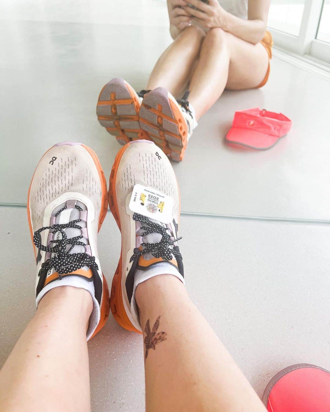 アン・カーティスのインスタグラム：「My personal tradition. I keep the timer chips on the sneakers I use for my marathons as a little remembrance. I usually don’t rewear the running shoes I use for the marathon, since they have so much mileage on them, but this pair are still fairly fresh, since I hardly used them during training season. So I decided to take them out for a quick 5km today 🏃🏻‍♀️ P.S - I regret that I stopped running 🤣」