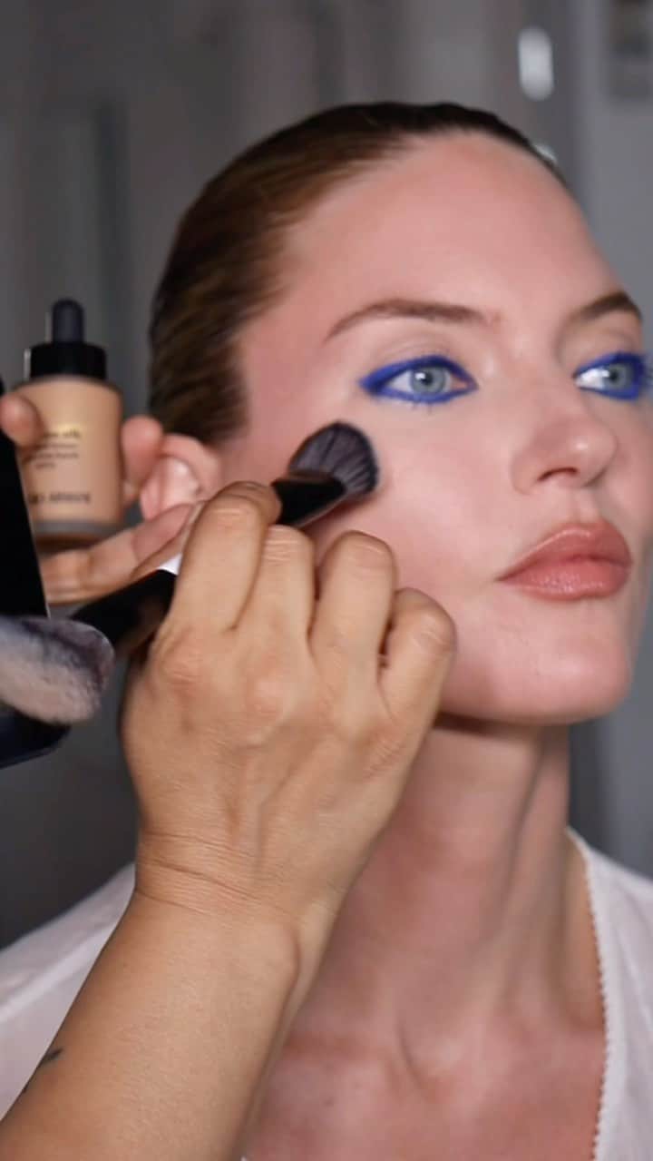 Carolina Gonzalezのインスタグラム：「💙M A R T H A⚡️Electric @marthahunt in #Montauk  Hair @kevinkelly.hair  #MakeupbyMe @cgonzalezbeauty  Assisted by @veronicagaona  Photo & Reel by @thebeautycine    BREAKDOWN:    @111skin  Celestial Black Diamond Lifting & Firming Mask  Celestial Black Diamond Cream  Celestial Black Diamond Serum    @mariobadescu  Lip Mask    @armanibeauty  Luminous Silk Concealer 4.75, 5.75  Luminous Silk Foundation 5.25, 5.75 Luminous Silk Glow Liquid Bronzer 90  Luminous Silk Glow Blush 60  Lip Power Matte 111  Luminous Silk Glow Setting Powder 2, 4    @kikomilano   Lasting Precision Automatic Eyeliner And Khôl in 06 Dark Ultramarine    @lorealusa  Voluminous Original Mascara in Cobalt Blue    @anastasiabeverlyhills  Brow Wiz  in Soft Brown    @glamcorofficial  MultimediaX Lights」