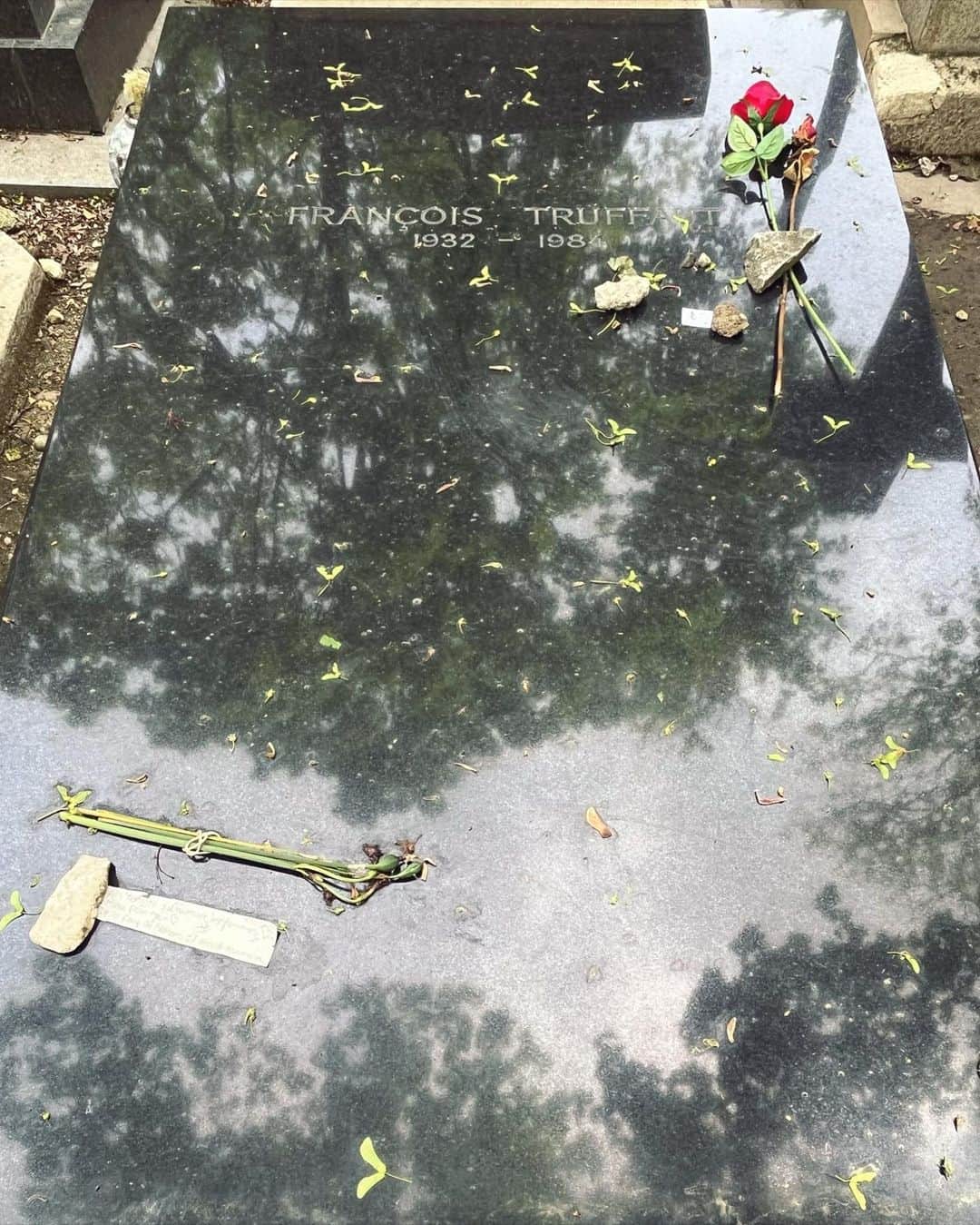 末永百合恵のインスタグラム：「学生時代からずっと会いたかった人。  彼の作品に出会えたことで、より映画というものを好きになり、誰かやなにかを愛したり失ったりする人生の感性に共鳴して、観終えるといつも泣きながら眠った。  さまざまな人生の辛苦もいつかはロマンティックなフィルムの一コマになるかもしれない、と思えた。  『大人は判ってくれない』の中で、アントワーヌ・ドワネルが走るこの橋の下。  フランスの墓地は豪華な墓石で目の引くものも多い中、よく探さないと通りすぎてしまうような静かな場所に、やはり静かに、眠る墓石を見つけたら、ああ、確かにそういう人だよね。 華美に飾り立てたり目立つようなことはしないよね…と、なんだかとても腑に落ちて、  彼に会えたことが嬉しくて、感極まった。  起こしてごめんなさい、と小さく謝って、ずっとしたかった挨拶をして帰った。  R.I.P.  Francois Truffaut.  #フランス#パリ#監督#フランソワトリュフォー#映画#モンマルトル#モンマルトル墓地#大好きな人#france#paris#montmartre#francoistruffaut#cinema」