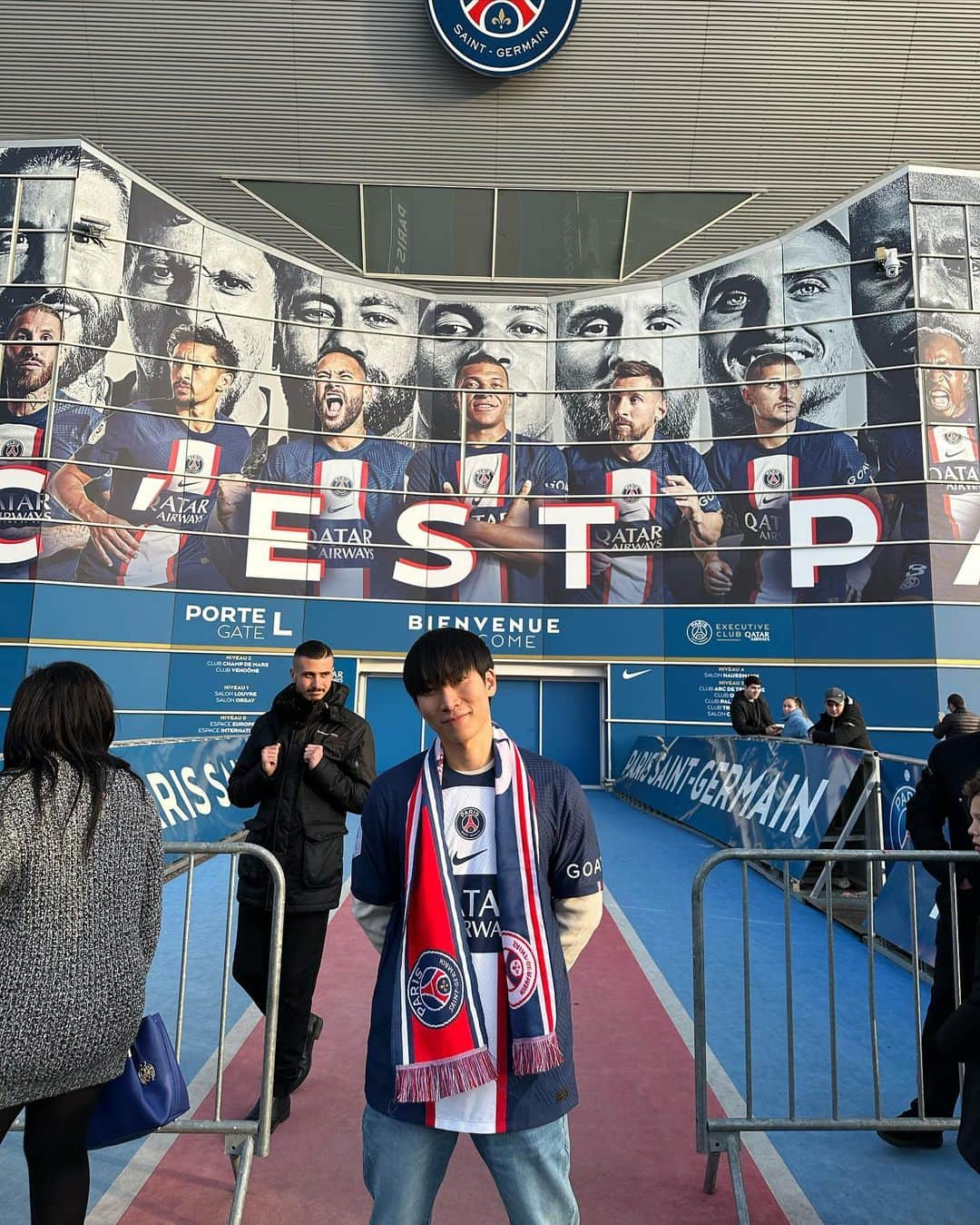 ウングァンさんのインスタグラム写真 - (ウングァンInstagram)「Paris 여행기 🍀 part 2 축구인생 첫 직관 그것도 레전드들과 레전드경기를👏👏👏👏👏」6月19日 12時47分 - btob_silver_light