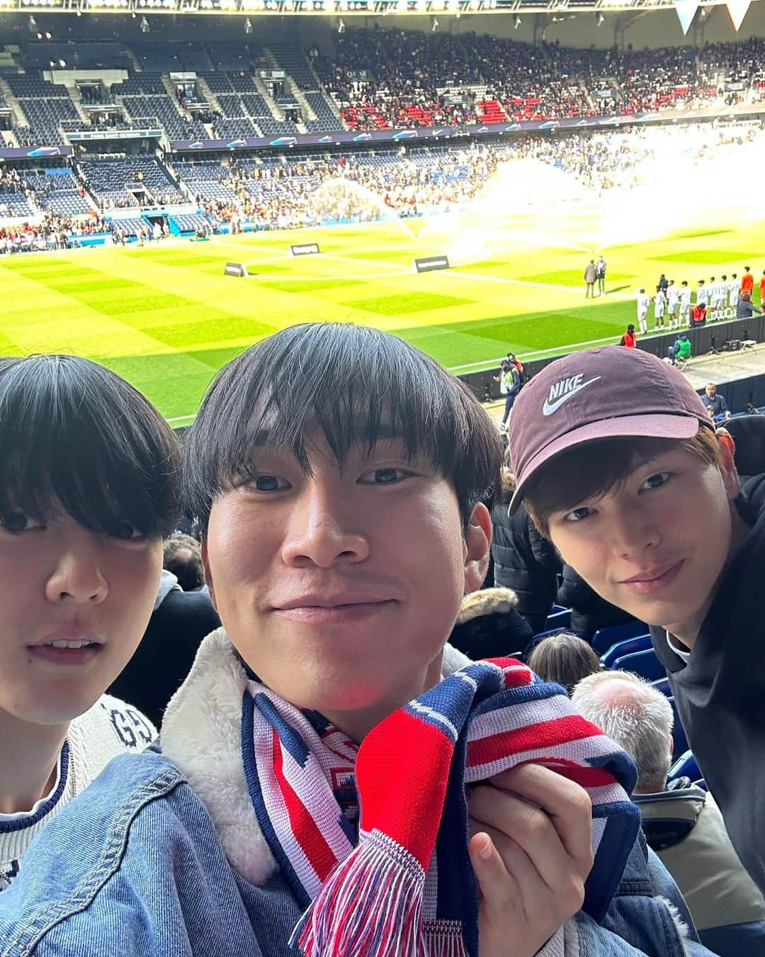 ウングァンさんのインスタグラム写真 - (ウングァンInstagram)「Paris 여행기 🍀 part 2 축구인생 첫 직관 그것도 레전드들과 레전드경기를👏👏👏👏👏」6月19日 12時47分 - btob_silver_light