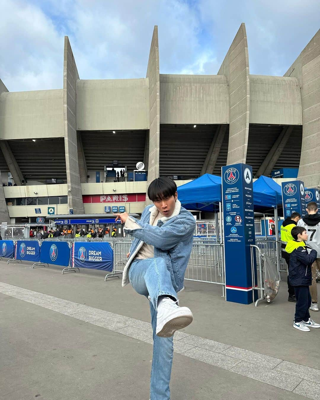 ウングァンさんのインスタグラム写真 - (ウングァンInstagram)「Paris 여행기 🍀 part 2 축구인생 첫 직관 그것도 레전드들과 레전드경기를👏👏👏👏👏」6月19日 12時47分 - btob_silver_light