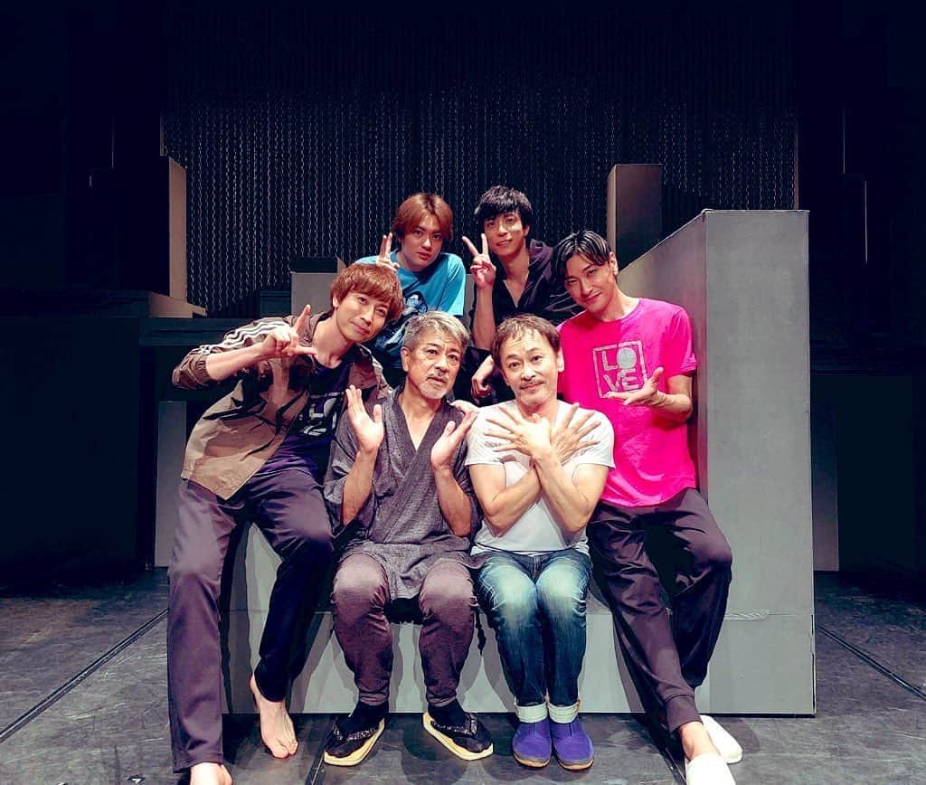 武田知大のインスタグラム：「よくみるとおじさん達エモいね！ #三ツ星LOVE」