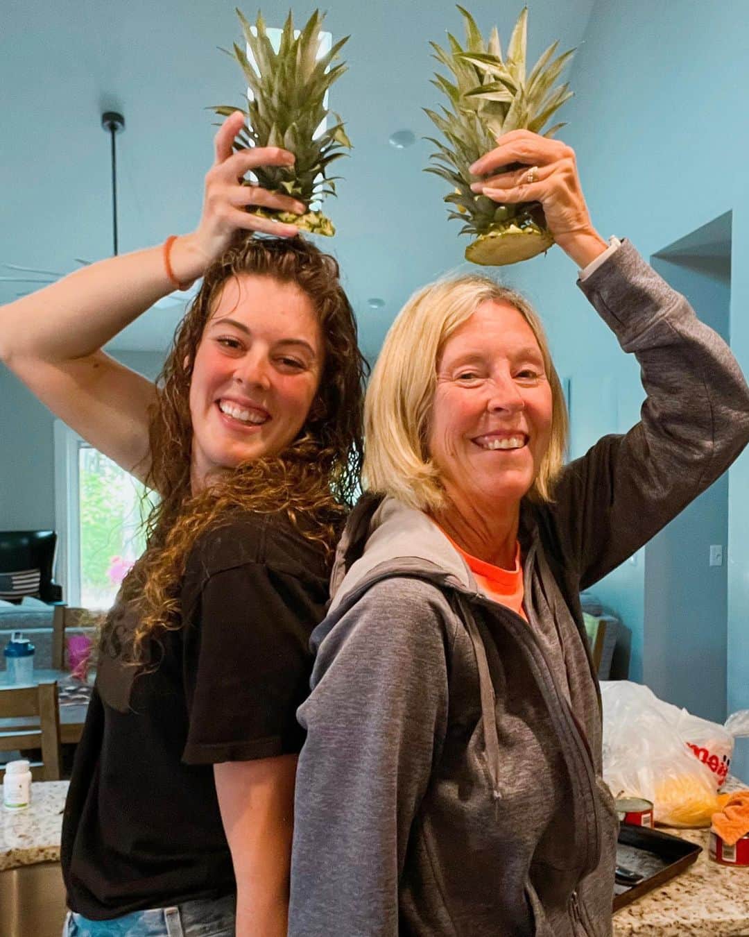 アリソン・シュミットのインスタグラム：「Simply the best 🤍💎👯‍♀️🍍   Constant source of love, support, and laughter. Unforgettable adventures and silly moments… thankful for my mommers 🤍  #happybirthdaymom #geminiseason」