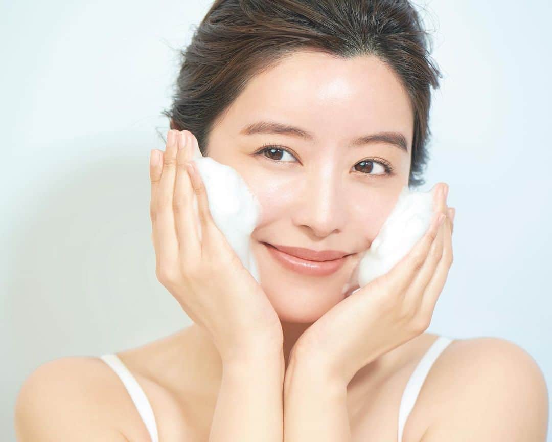 のインスタグラム：「学生の頃から大好きなHABAさんの撮影🌿  何本リピートしたかわからないくらい愛用しているスクワランオイル以外にも魅力的なアイテムが沢山あり、ますますファンになりました💕  ビューティーの撮影やっぱり好きだなあ☺️ お肌を褒めてもらえて嬉しかった✨  #HABA#ハーバー」