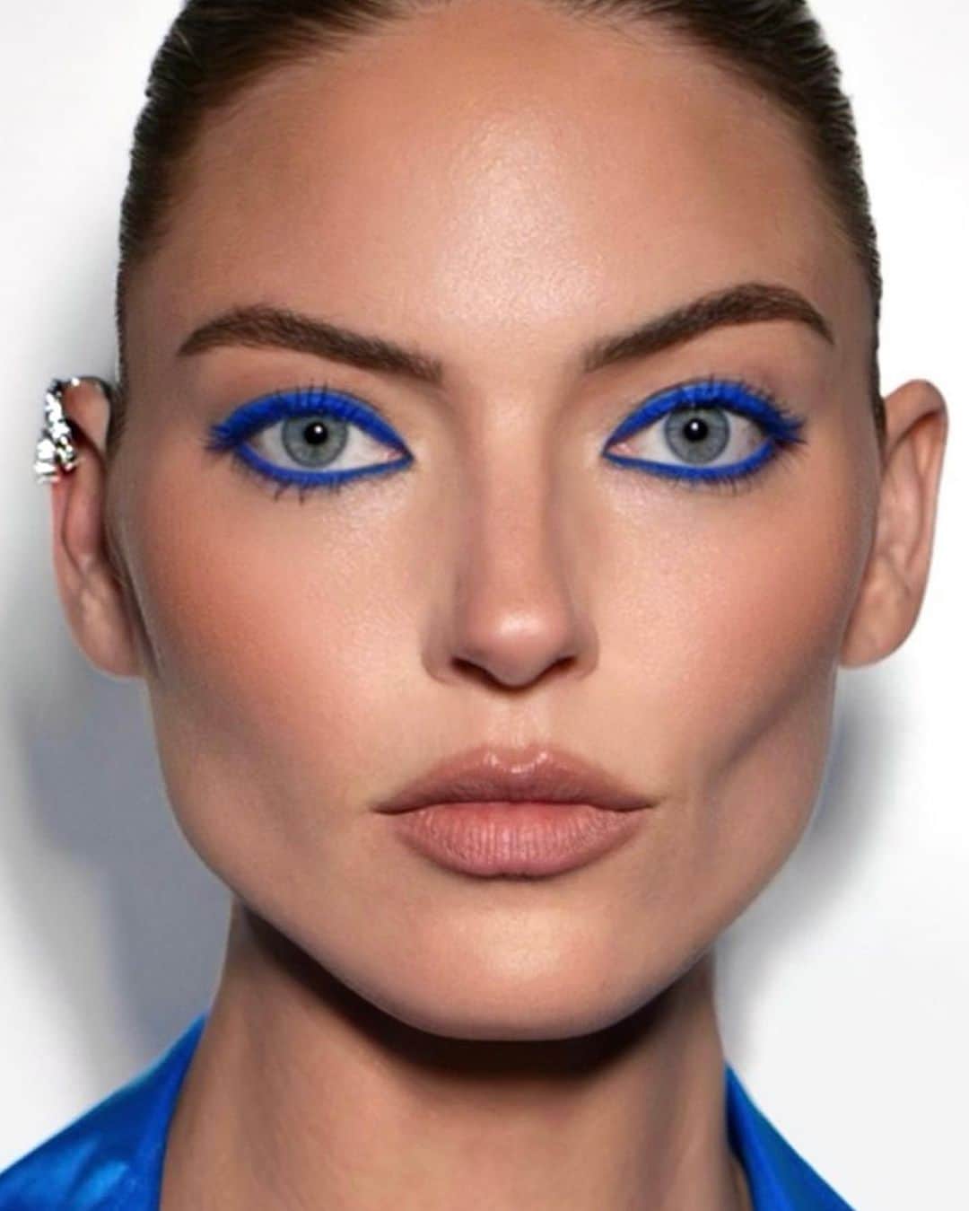 Carolina Gonzalezのインスタグラム：「💙M A R T H A⚡️Electric @marthahunt in #Montauk  Hair @kevinkelly.hair  #MakeupbyMe @cgonzalezbeauty  Assisted by @veronicagaona  Photo by @thebeautycine    BREAKDOWN:    @111skin  Celestial Black Diamond Lifting & Firming Mask  Celestial Black Diamond Cream  Celestial Black Diamond Serum    @mariobadescu  Lip Mask    @armanibeauty  Luminous Silk Concealer 4.75, 5.75  Luminous Silk Foundation 5.25, 5.75 Luminous Silk Glow Liquid Bronzer 90  Luminous Silk Glow Blush 60  Lip Power Matte 111  Luminous Silk Glow Setting Powder 2, 4    @kikomilano   Lasting Precision Automatic Eyeliner And Khôl in 06 Dark Ultramarine    @lorealusa  Voluminous Original Mascara in Cobalt Blue    @anastasiabeverlyhills  Brow Wiz  in Soft Brown」