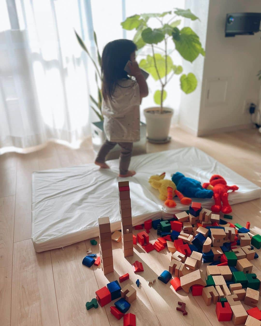 横地尚子さんのインスタグラム写真 - (横地尚子Instagram)「突然暑くなった🥵 子供は外歩いてるだけで滝汗で大変そうだ🥵  でも夏は楽しい事いっぱい✌️ たくさん外で遊びたい😂私がw  冷房の効いた部屋で安らかに寝る娘… 空から降ってきたようでした…  夏は冷たい麺類の頻度多め🍜 早くプールとか海とか川とか行きたい🌊」6月19日 13時06分 - yocochiin