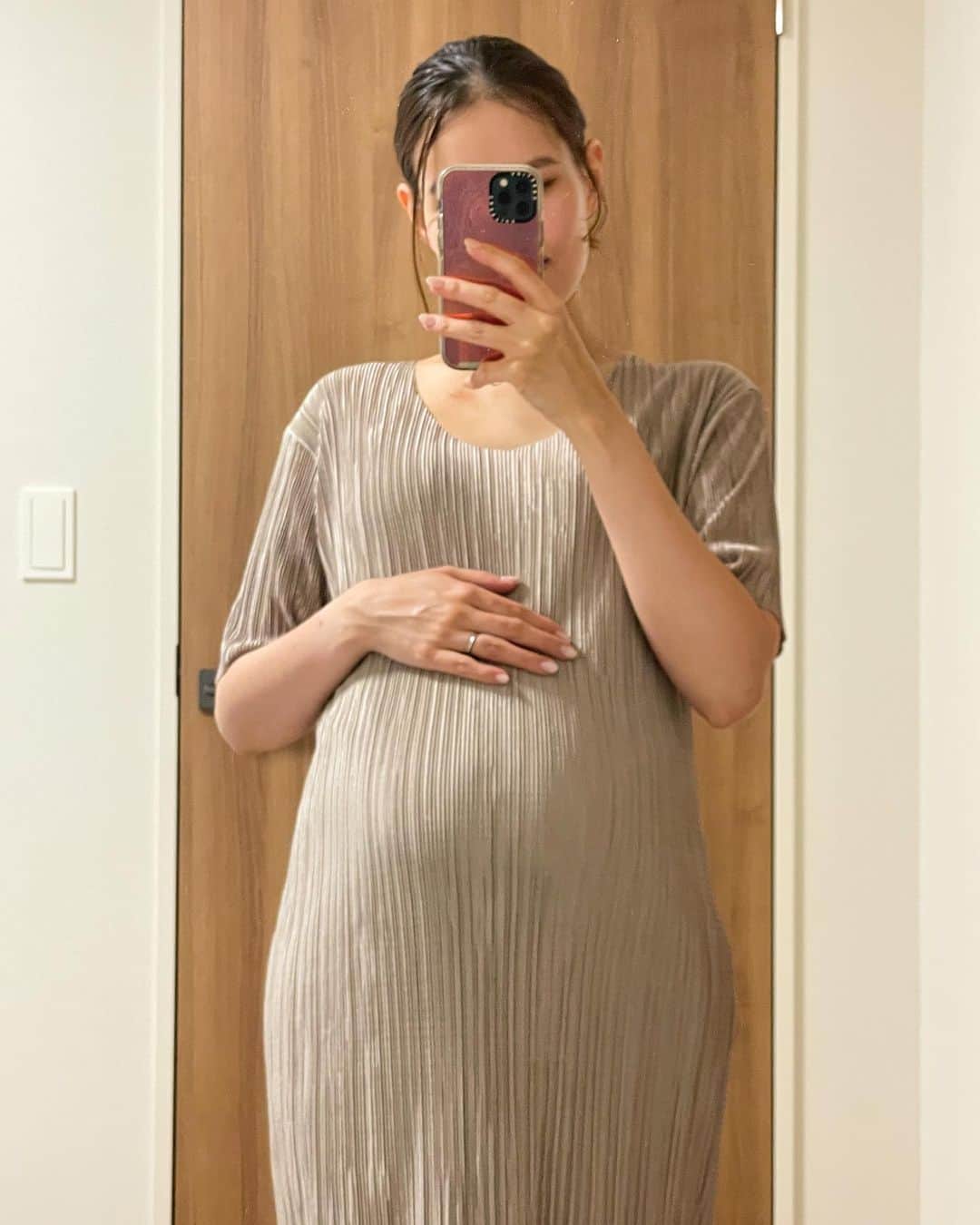 関口舞さんのインスタグラム写真 - (関口舞Instagram)「. 今日で出産日までぴったり2ヶ月🤰🏻 もう2ヶ月？とまだ2ヶ月あるのかという気持ち 残りの時間は息子といっぱい過ごそう♡ ⁡ このワンピースは1人目のときに @soim.jp で購入🫧 ちなみに2枚目が同じ妊娠8ヶ月なんだけど あんまりお腹の大きさに大差ないなーと… ってことは、また3,000g超えるのか！？(笑) ⁡ 1人目の時はあまりならなかったけど 今回の子は逆子になることが多くて違った お腹の痛みに夜な夜な苦しめられる😮‍💨 ⁡ もし来月も逆子だったら色々考えようかなーと。 いまはたまに、ぐるぐると回ってる感覚がわかるので お〜、回ってる！と楽しんでいます🫶🏻 ⁡ ⁡ ⁡ ⁡ ⁡ ⁡ ⁡ ⁡ #マタニティコーデ #妊婦コーデ #マタママ」6月19日 18時00分 - maai0427