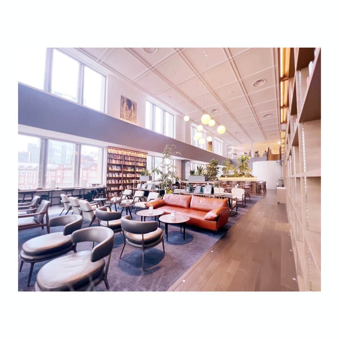 宮本笑里のインスタグラム：「📚  #シェアラウンジ丸の内  #TSUTAYASHARELOUNGE #TSUTAYA #tokyo #japan #丸の内」
