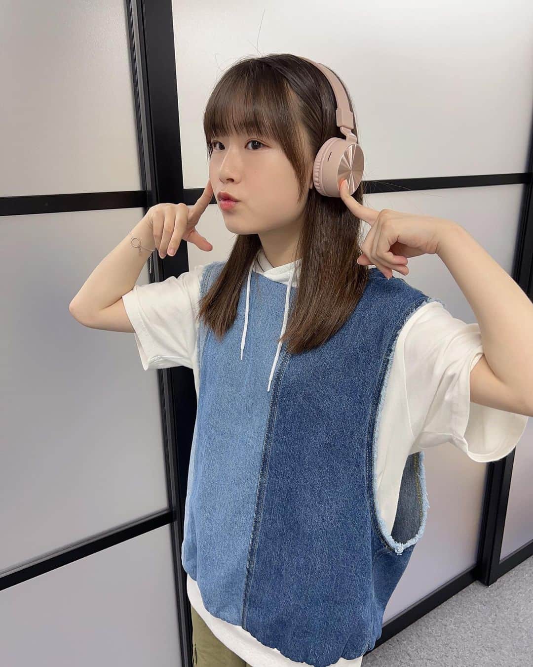 新倉愛海のインスタグラム：「最近はよく、母ちゃんが買ってくれたヘッドホンを使っています🎧🎶 ⁡ #アプガ2 #にきちゃん #アイドル #Japaneseidol #ヘッドホン #デニムコーデ」