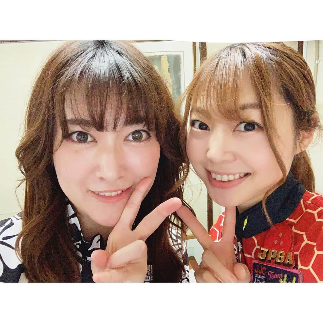 浅田梨奈さんのインスタグラム写真 - (浅田梨奈Instagram)「けありなスターレーンツアー⭐️ 2日間たくさんのご参加ありがとうございました🧡 とっても騒がしい… いや、とっても元気な感じで 皆さまとご一緒させて頂きました🤗 私達も想定外の新しい感じのナインコール🎤 いや、ナインでは無いか🙌 7フレか8フレだけど笑 打ち合わせはもちろんありません 自然とああなりました😅 たくさん笑って楽しんで頂けたなら良きです🙆‍♀️ 事故的案件もたくさんありました⚡️笑 7月のトーナメントに向けて 気を引き締め備えていきたいと思います😂  皆さまありがとうございました💙🖤  #ボウリング #bowling #プロボウラー #あさだりな #けありな #スターレーンツアー #所沢スターレーン #立川スターレーン #ご参加ありがとうございました」6月19日 13時14分 - asdrn528