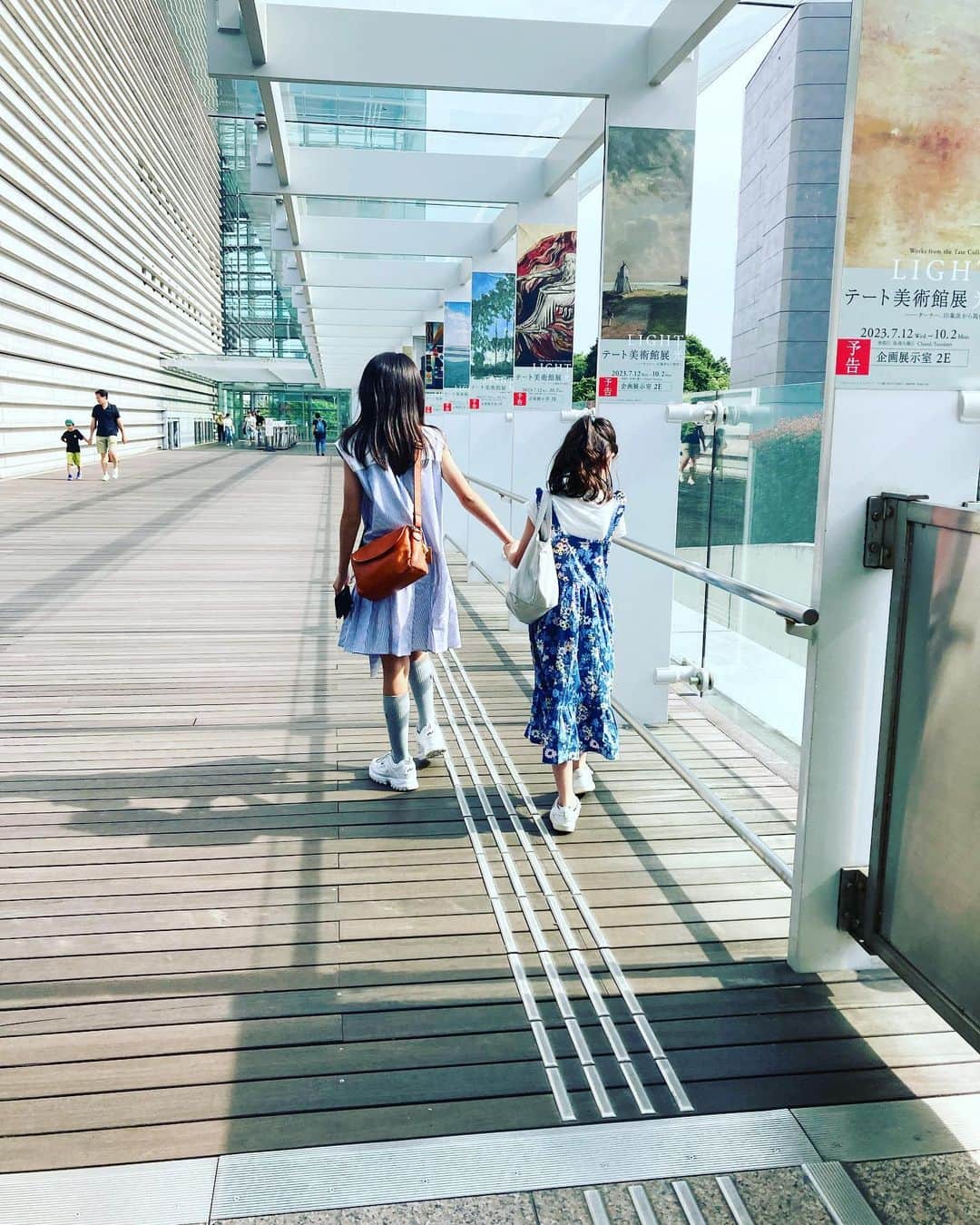 のインスタグラム：「・ 子供たちの書を選んでいただいたとのことで、新国立美術館で行われている書象展へ行ってきました。  どれひとつ同じものはない、書の美しさよ！圧巻。 文字ってあらためて美しく、思いを語るのだなぁと思いました。 天井の高い場所も好きなので、心がとても落ち着きました。  夜は夫のご両親や弟夫妻とdinner🍷 お父さんはもはや歳をとることを忘れているかのようにお元気で、みんな嬉しかった！  さかのぼって先週はもりもりレコーディングもしました。 ほぼ毎月配信リリース計画、、、、いまのところ、ほぼ、じゃなく毎月確実に続行できてます😃ありがたい！！ 毎月魂こめていますので、ぜひお付き合いください♪」