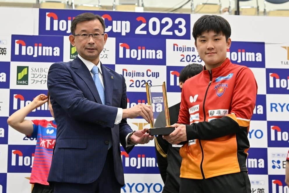 張本智和さんのインスタグラム写真 - (張本智和Instagram)「NOJIMA CUP 2023 優勝🏆  NOJIMA CUP 2連覇、そして、10代最後の大会を優勝で締めくくることができました。  何度負けても、どんな状況でも、挫けず、諦めずに挑戦し続けた結果です。勝ってこんなに嬉しいのは本当に久々です。  今回もたくさんの応援ありがとうございました！ これからもよろしくお願いします！  そして、昨日は父の日でした。いつも公私ともに支えてくれるお父さんにたくさん感謝したいです。また、いつもベンチコーチに入ってくれているトンコーチにもとても感謝しています。  これで正真正銘10代卒業です。 10代ではたくさんのことを成し遂げることができました。しかし、まだ成し遂げられていないことを20代で必ず成し遂げられるように、もっともっと頑張ります！ どんな20代になるか、とても楽しみです！」6月19日 13時09分 - harimoto__tomokazu_1711