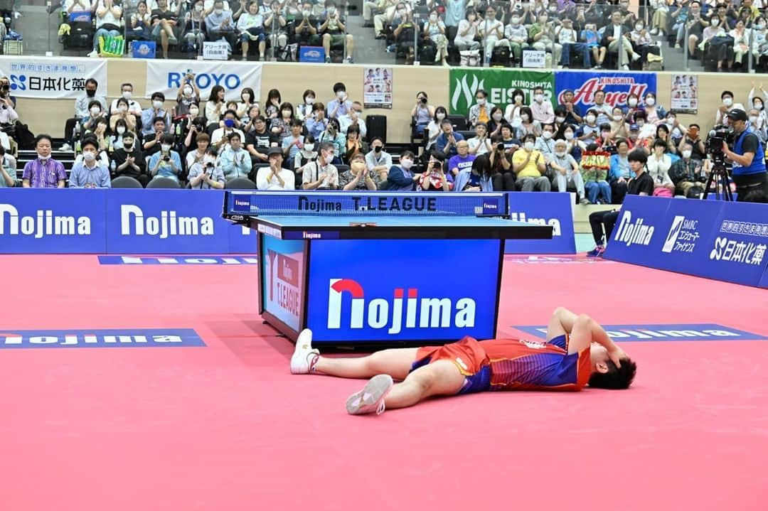 張本智和のインスタグラム：「NOJIMA CUP 2023 優勝🏆  NOJIMA CUP 2連覇、そして、10代最後の大会を優勝で締めくくることができました。  何度負けても、どんな状況でも、挫けず、諦めずに挑戦し続けた結果です。勝ってこんなに嬉しいのは本当に久々です。  今回もたくさんの応援ありがとうございました！ これからもよろしくお願いします！  そして、昨日は父の日でした。いつも公私ともに支えてくれるお父さんにたくさん感謝したいです。また、いつもベンチコーチに入ってくれているトンコーチにもとても感謝しています。  これで正真正銘10代卒業です。 10代ではたくさんのことを成し遂げることができました。しかし、まだ成し遂げられていないことを20代で必ず成し遂げられるように、もっともっと頑張ります！ どんな20代になるか、とても楽しみです！」