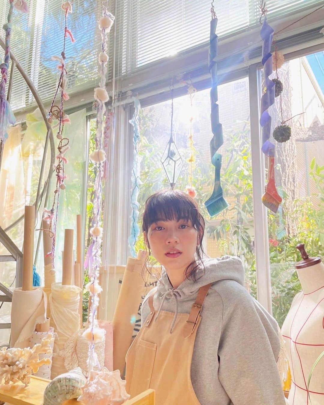 のん（能年玲奈）のインスタグラム：「これは仕事で美術部さんの素敵なセットの中にいるんだけど、 普段なんでもない日に絵を描くのが好き。  Photo&Styling: @izumimachino Hair&Make up: Shie Kanno  #国民年金基金TVCM」