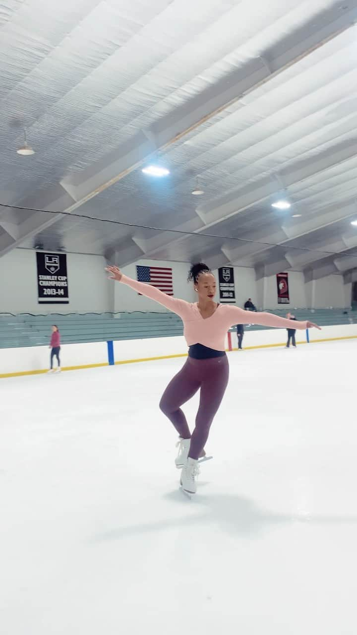 モニーク・コールマンのインスタグラム：「15 lessons in…..I don’t walk, now I FLOAT 🙌🏾⛸️💜」