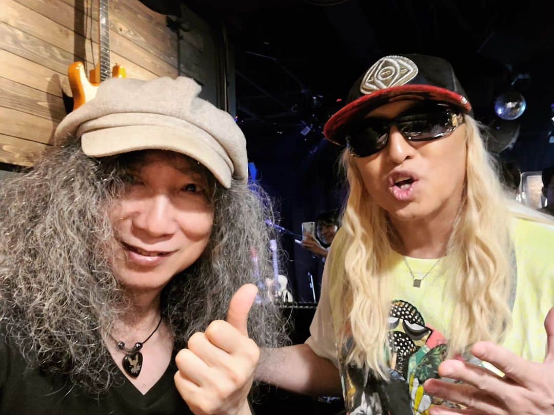 のインスタグラム：「僕の永遠のギターヒーロー山本恭司さんのライブ「弾き語り弾きまくり三昧」Studio One 茅ヶ崎に行って来ました！！  恭司さんの奏でる1音1音が心に響き最高の時間を超堪能！！  アコースティックコーナーでは  #BOWWOW 神アルバム "Signal Fire"  Silver Lightningが演奏されもうカッコ良すぎで感動溢れまくり  そしてループマシーンのMCではなんと恭司さんの口からEZ DO DANCEが飛び出すサプライズ！！  ファンの方々 & スタッフの皆様、温かく迎え入れていただき心より感謝です  山本恭司さんのギタープレイを目の前で しあわせな推し活デーでした！！  ありがとうございます！！   #StudioOne茅ヶ崎  #DJKOO」