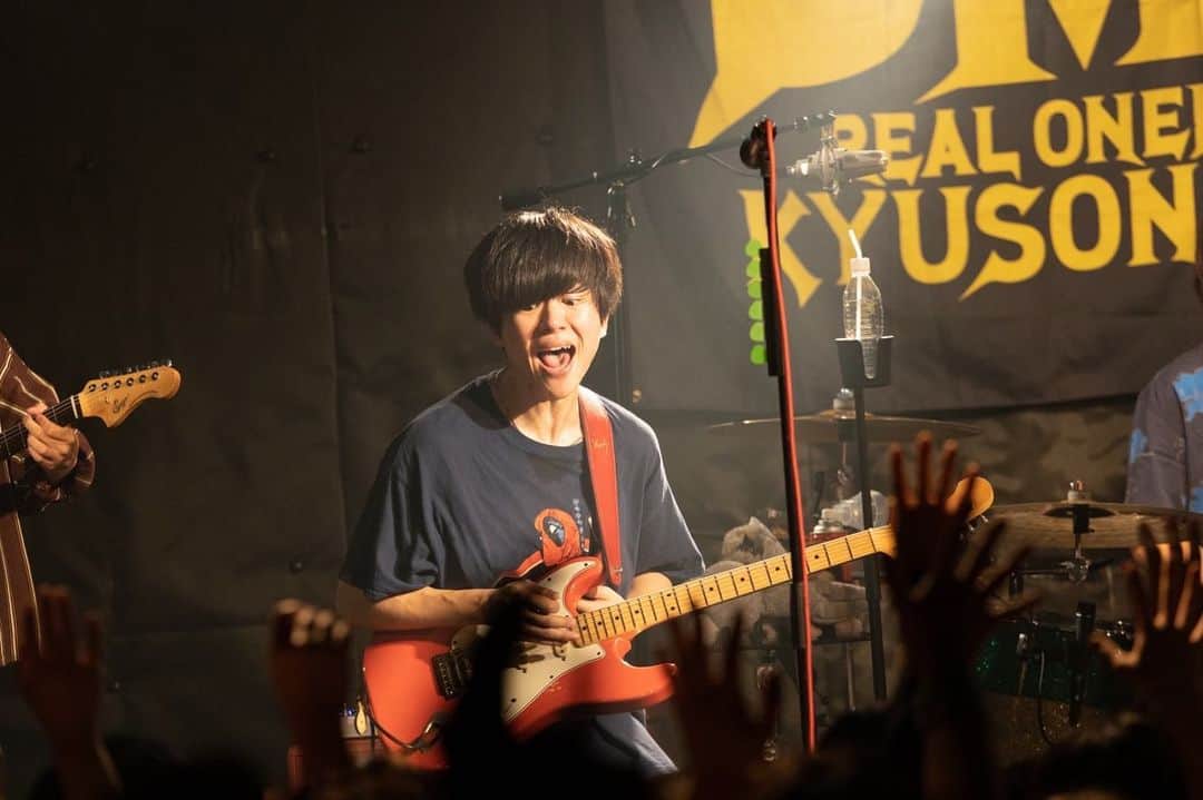 ヤマサキセイヤさんのインスタグラム写真 - (ヤマサキセイヤInstagram)「高松Monster  ありがとうございましたー！！ ひっさしぶりのモンスター！！ 熱かったな！！！ このステージ大好き！！足かけやすー！！！！(ё)  素直にうどんにすりゃええのに、中華麺食うた、美味しいんかい！ またきます！！(ё)  写真 @kawado_photo  #キュウソネコカミ #ほぼ週末ツアー」6月19日 13時24分 - serubora