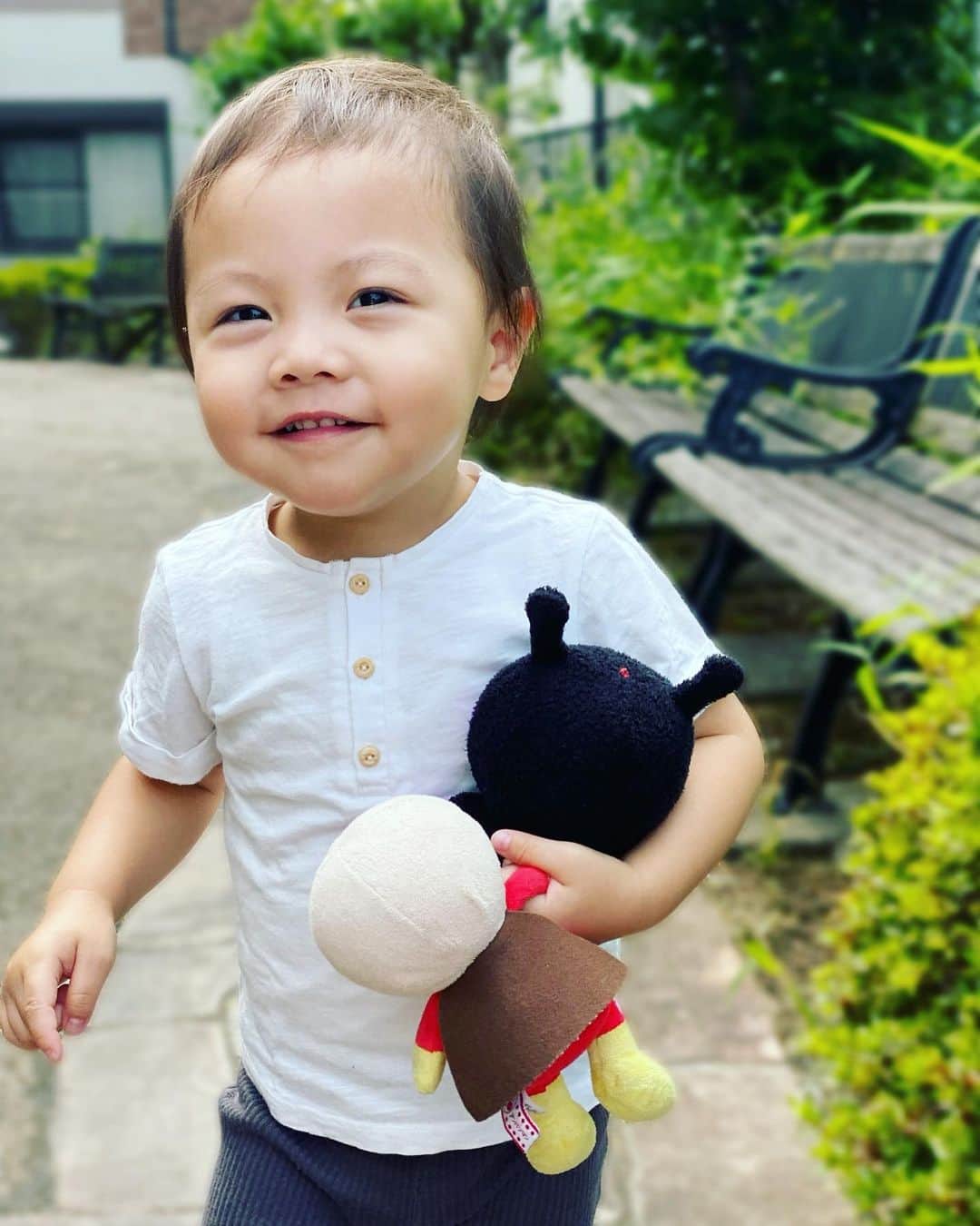 西国原礼子のインスタグラム：「アンパンマンとバイキンマンは保育園登園のお供には絶対です。  ちなみに、千ちゃんの彼らの呼び方は「パンパン」と「バ！」です。呼び捨てます。  これって、呼び捨て…なの？🤣」
