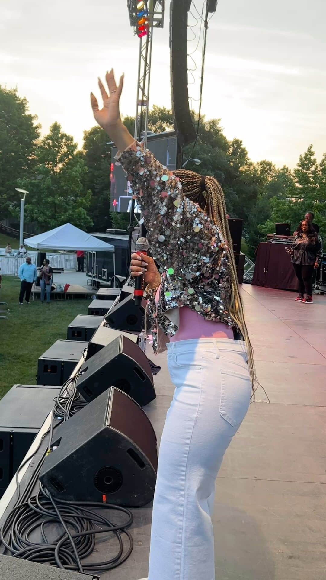 エリカ・キャンベルのインスタグラム：「🤣🤣🤣 one thing about my supporters and fans and friends. They’re always going to send a message to my family members that ain’t there!! I guess I should just bring the whole family on tour.!!!! I do enjoy talking to Yall from the stage 🥹❤️  MR. Purple shirt wasn’t playing no games on this evening !」