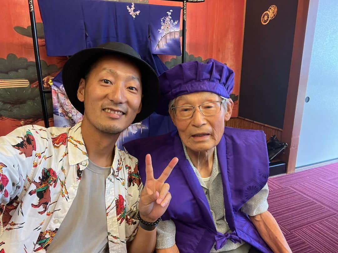 DJ MEGURUさんのインスタグラム写真 - (DJ MEGURUInstagram)「My grandfathers 90’s birthday party!!  卒寿のお祝いをしました。  90で孫と酒飲めるって凄すぎる…笑  色んな組合の会長を引き受けながら、地域の世話ごとをして、且つ身体も動かし健康的な生活を送ってきたじいちゃんのライフワークは見習うべきものしかないです。これぞ長寿の秘訣。  社会に貢献しながら趣味のスポーツに勤しむ。じいちゃんをロールモデルに俺も長生きしよう。  じいちゃん長生きしてくれてありがとうね。孫は嬉しいじょ。  #卒寿」6月19日 13時30分 - meguru_3starspro