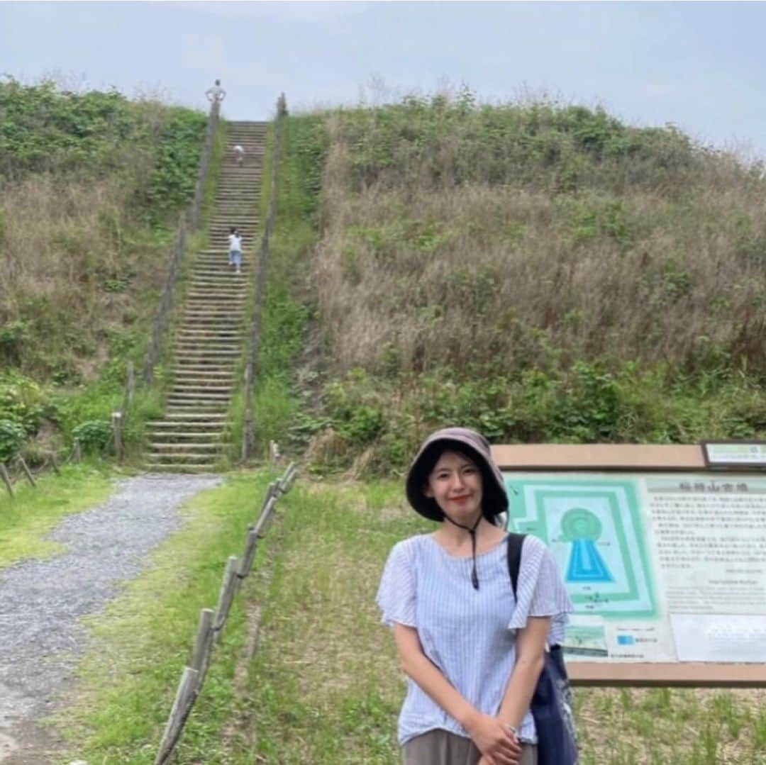 三浦奈保子さんのインスタグラム写真 - (三浦奈保子Instagram)「子供たちと ドライブしていた時に、 たまたま通りかかった  ここ！！  小学校の教科書にも載っている 有名なところです✨✨  皆さま、 どこかわかりますでしょうか？？  正解は、、、！  、、、  、、、  、、、  、、、  、、、  埼玉、 稲荷山古墳！！  ワカタケル大王、 と書かれた鉄剣が発見された  あそこです！！  な、なんと！！  階段になっていて 上に乗れるんです🤣  びっくり！！  大きな公園になっていて、  他にも、 ただの丘に見える 貴重な古墳が！！  ごろごろと！  ぜいたくに！！  点在しています😆‼️❗️  お近くにお越しの際は  ぜひ立ち寄ってみてください😉  「えー！こふん！？」 と、 最初全然乗り気じゃなかった 子供も、  えっ！これがお墓なの！と、壮大さに興奮！！ 楽しかったようで 古墳の上を走り回っていました！！  ぜいたく、、！！  上に登って、  有名な忍城が見える古墳もありましたよ😉  #稲荷山古墳　#さきたま古墳公園 #忍城　#日本史　#歴史好き  #子育て　#子育てママ #小学生　#幼稚園 #子どもとお出かけ  #家族でお出かけ #知育　#育脳　#楽楽知育 #勉強　#子供の勉強　#小学生の学習　#学習 #お出かけスポット  #知育体験　#受験 #中学受験　#小学校受験　#高校受験 #お出かけノート #中学受験2024年組 #中学受験2025年組 #中学受験2026年組 #中学受験2027年組 #中学受験2028年組」6月19日 13時35分 - miura_naoko_