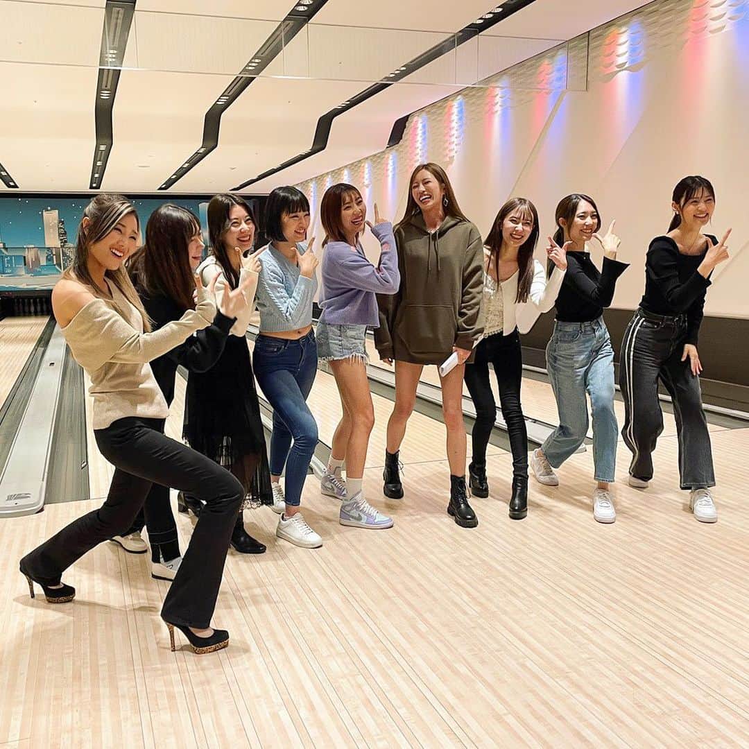 SHOOT GIRLSのインスタグラム：「【⚡️YouTube動画公開のお知らせ②⚡️】 SHOOT GIRLSの YouTube動画"大集合！ボウリング対決Part.②"が公開されています‼️ 第2部は、英語禁止⚠️の個人戦🎳🔥 あの人が厳しい取締ポリスに⁉️そして見つかった者は恥ずかしい罰が…😂🚨 こんなガールズ見た事ない‼️ 是非動画をお楽しみください💁‍♀️💓  #シュートボクシング #ラウンドガール ⁠#SHOOTBOXING #SHOOTGIRLS  #ROUNDGIRL #japanesegirl #シュートボクシング #シュートガールズ #ラウンドガール #ボウリング #ボウリング女子」