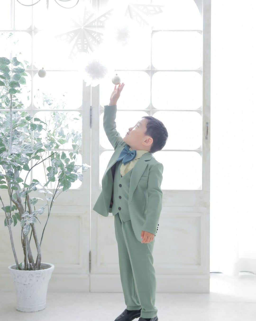 のインスタグラム：「@caratt_shinsaibashi _________________________  「 Boy's style 」  スーツスタイルもぴったりハマる 開放感あふれるスタジオです･:* 　 ちょっぴり大人びた表情も ばっちり残せちゃう✧༚* 　 どんなお写真がお好きですか?? 是非教えてください🌸  _________________________ #studiocarattshinsaibashi #スタジオキャラット心斎橋店 #記念写真 #自然光撮影 #フォトスタジオ大阪 #写真スタジオ大阪 #753 #七五三前撮り #七五三レンタル #七五三大阪 #七五三男の子 #卒園式 #入学式 #ラン活 #新学期 #七五三レンタル大阪 #スタジオキャラット #七五三スーツ #七五三早割 #七五三キャンペーン #七五三早撮りキャンペーン #七五三レンタル」