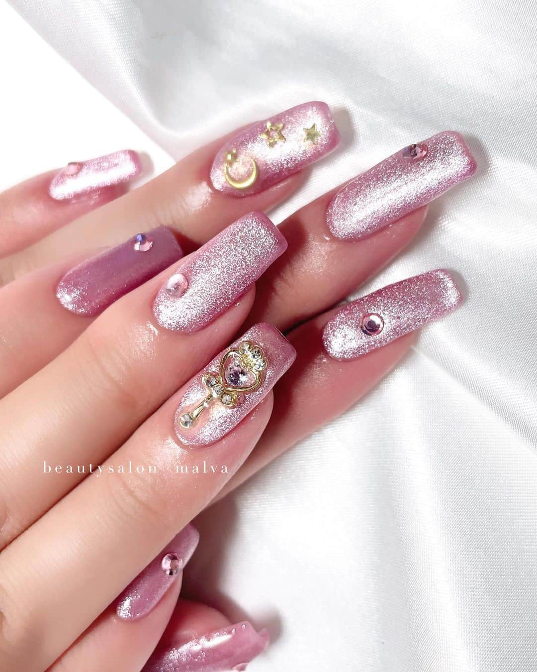 nailsalon malva（ネイルサロンマルヴァ）のインスタグラム：「【ムーンスタイル 〜選べる推しカラーカラーネイル〜】でご予約可能🉑 ⁡ 昨日の投稿と同じカラーなのですが爪が長い方バージョン✨ 印象が変わりますね🫨 ⁡ 【ムーンスタイル 〜選べる推しカラーカラーネイル〜】は 爪が短くても長くても 可愛い印象のお手元になれます🙋‍♀️ ⁡ ＿＿＿＿＿＿＿＿＿＿＿＿＿ ⁡ ⁡ 𝐛𝐞𝐚𝐮𝐭𝐲𝐬𝐚𝐥𝐨𝐧 𝐦𝐚𝐥𝐯𝐚⠀ 📍明治神宮前駅｜原宿駅　徒歩𝟑分 ⠀ 💬ご予約やお問い合わせ 𝐋𝐈𝐍𝐄から承っております @ 𝐦𝐚𝐥𝐯𝐚 ⁡ お気軽にご連絡ください♡ ⁡ ⁡ ＿＿＿＿＿＿＿＿＿＿＿＿＿＿ ⁡ ▸ジェルネイル｜スカルプ｜ケア ▸まつげカール｜まつげエクステ ▸ハーブよもぎ蒸し ▸ワックス脱毛 ⁡ ⁡ \ アシスタント募集中💁‍♀️ / ⁡ ▸リモート可オンラインの画像動画制作アシスタント ▸サロンワーク全般アシスタント ⁡ ⁡ ⁡ ⁡ ⁡ ⁡  #マグネットネイル #マグネットネイルデザイン #ピンクネイル #malva #malvaネイル #ロングネイル #月ネイル #パーツネイル  #nails #原宿ネイル #上品ネイル  #表参道ネイル #東京ネイルサロン　#明治神宮前ネイル #新宿ネイル #千駄ヶ谷ネイル #池袋ネイル #harajukunails #tokyonails #tokyonailsalon ⁡」