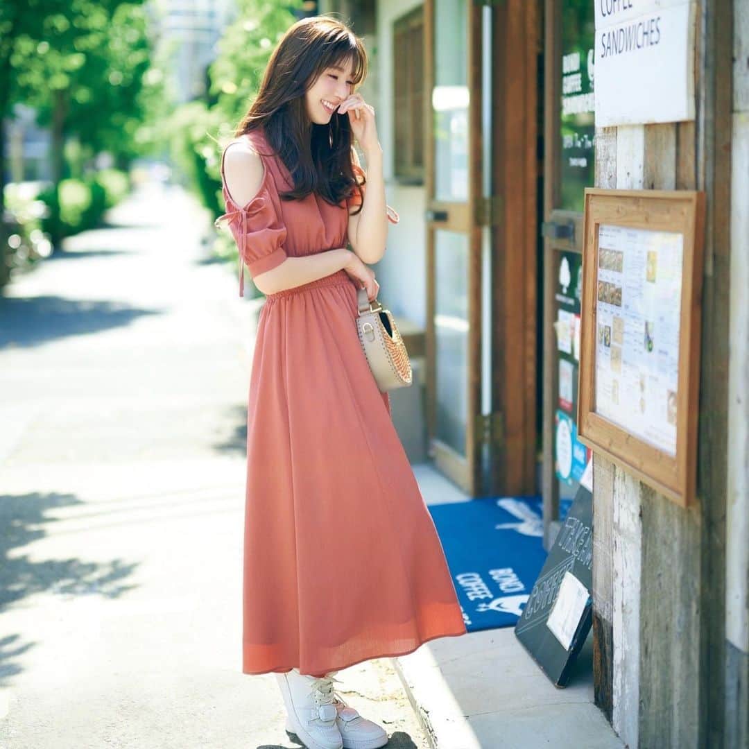 美人百花さんのインスタグラム写真 - (美人百花Instagram)「美人百花7月号🐼🌻発売から1週間が経ちましたが、土日にゲットしたレディも多いのでは？  今年の夏は旅行へ行ったり、ドライブへ行ったり、アクティブな予定が増える予感！そんなときに頼りになるのが、スニーカー&お帽子ですよね✨ だけ　けど、普段のコーデに取りに入れるには少し難しく感じるアイテムでもあるはず🥺  そこで、今月号ではフェミニン服にベストマッチなスニーカーとお帽子をご紹介🤍  パンプスと比べると、履く機会の少ないスニーカー。それゆえに、たくさんの数を持ちたくないのが正直なところで、せっかくなら、どんな服にも似合うスニーカーを持っていたいですよね🙌 そこで、レディにぴったりなホワイトスニーカー、ブラックスニーカー、ソルベカラースニーカーという3つを軸に、フェミ服に似合うスニーカーをスタイリストさんと厳選しました！ どんな風なコーデと合わせればいいのかは、ぜひ誌面でチェックして✨✨  お帽子も同じく、たくさん持てないし使いこなすのが難しいアイテム！特にヘアはどうしたらいいの？と悩む人も多いのでは？👀 今回は美人百花でおなじみのヘアメイク・朝日光輝さんが提案するヘアアレンジと共に、この夏かぶりたい女優帽、キャスケット、バケットハットの3つをご紹介👒 日除け対策と共にヘアアレンジのおしゃれも楽しんで、いつものコーデをアップデートしましょう🥰  この企画を担当してくれたモデルさんは #宮本茉由ちゃん 💗💗 引いて撮った写真も、お顔に寄った写真も可愛いってどういうことなんだいっ！と思わずツッコミたくなるほど、お美しい茉由ちゃん😍 この日は1カットだけワンちゃんとの撮影があったのですが、お洋服もきれいに見せながらワンちゃんとも楽しそうにコミュニケーションをとっていて、両立しながらできるなんて、さすがプロと感動してしまいました🐶✨✨  茉由ちゃんが素敵に着こなしてくれたコーデを参考に、この夏のお出かけはぜひスニーカー&お帽子を上手に使って、おしゃれを楽しんでくださいね🌈  #美人百花7月号 #宮本茉由 ちゃん #スニーカー #お帽子 #ホワイトスニーカー #ブラックスニーカー #ソルベカラースニーカー #女優帽 #キャスケット #バケットハット」6月19日 14時06分 - bijinhyakka