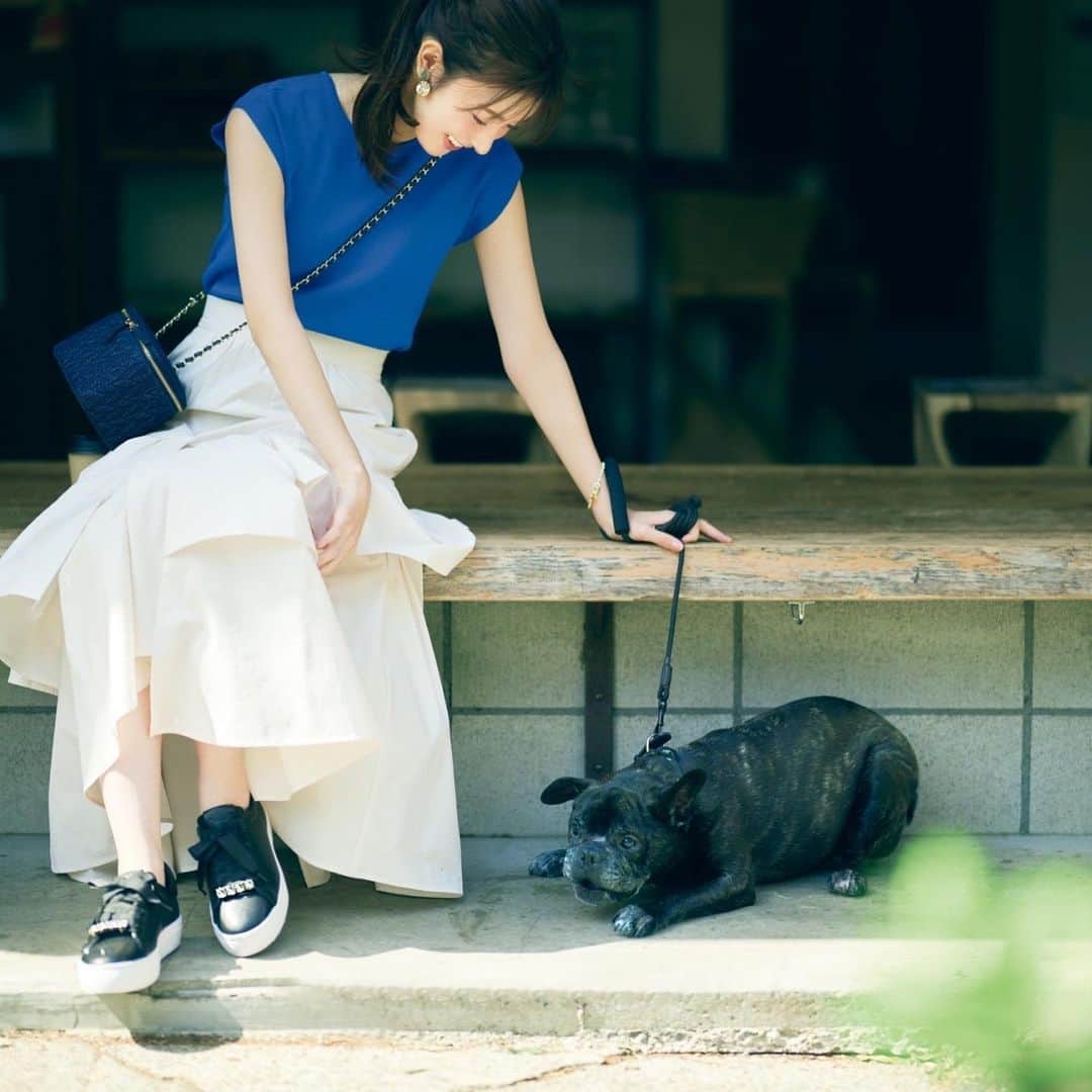 美人百花さんのインスタグラム写真 - (美人百花Instagram)「美人百花7月号🐼🌻発売から1週間が経ちましたが、土日にゲットしたレディも多いのでは？  今年の夏は旅行へ行ったり、ドライブへ行ったり、アクティブな予定が増える予感！そんなときに頼りになるのが、スニーカー&お帽子ですよね✨ だけ　けど、普段のコーデに取りに入れるには少し難しく感じるアイテムでもあるはず🥺  そこで、今月号ではフェミニン服にベストマッチなスニーカーとお帽子をご紹介🤍  パンプスと比べると、履く機会の少ないスニーカー。それゆえに、たくさんの数を持ちたくないのが正直なところで、せっかくなら、どんな服にも似合うスニーカーを持っていたいですよね🙌 そこで、レディにぴったりなホワイトスニーカー、ブラックスニーカー、ソルベカラースニーカーという3つを軸に、フェミ服に似合うスニーカーをスタイリストさんと厳選しました！ どんな風なコーデと合わせればいいのかは、ぜひ誌面でチェックして✨✨  お帽子も同じく、たくさん持てないし使いこなすのが難しいアイテム！特にヘアはどうしたらいいの？と悩む人も多いのでは？👀 今回は美人百花でおなじみのヘアメイク・朝日光輝さんが提案するヘアアレンジと共に、この夏かぶりたい女優帽、キャスケット、バケットハットの3つをご紹介👒 日除け対策と共にヘアアレンジのおしゃれも楽しんで、いつものコーデをアップデートしましょう🥰  この企画を担当してくれたモデルさんは #宮本茉由ちゃん 💗💗 引いて撮った写真も、お顔に寄った写真も可愛いってどういうことなんだいっ！と思わずツッコミたくなるほど、お美しい茉由ちゃん😍 この日は1カットだけワンちゃんとの撮影があったのですが、お洋服もきれいに見せながらワンちゃんとも楽しそうにコミュニケーションをとっていて、両立しながらできるなんて、さすがプロと感動してしまいました🐶✨✨  茉由ちゃんが素敵に着こなしてくれたコーデを参考に、この夏のお出かけはぜひスニーカー&お帽子を上手に使って、おしゃれを楽しんでくださいね🌈  #美人百花7月号 #宮本茉由 ちゃん #スニーカー #お帽子 #ホワイトスニーカー #ブラックスニーカー #ソルベカラースニーカー #女優帽 #キャスケット #バケットハット」6月19日 14時06分 - bijinhyakka