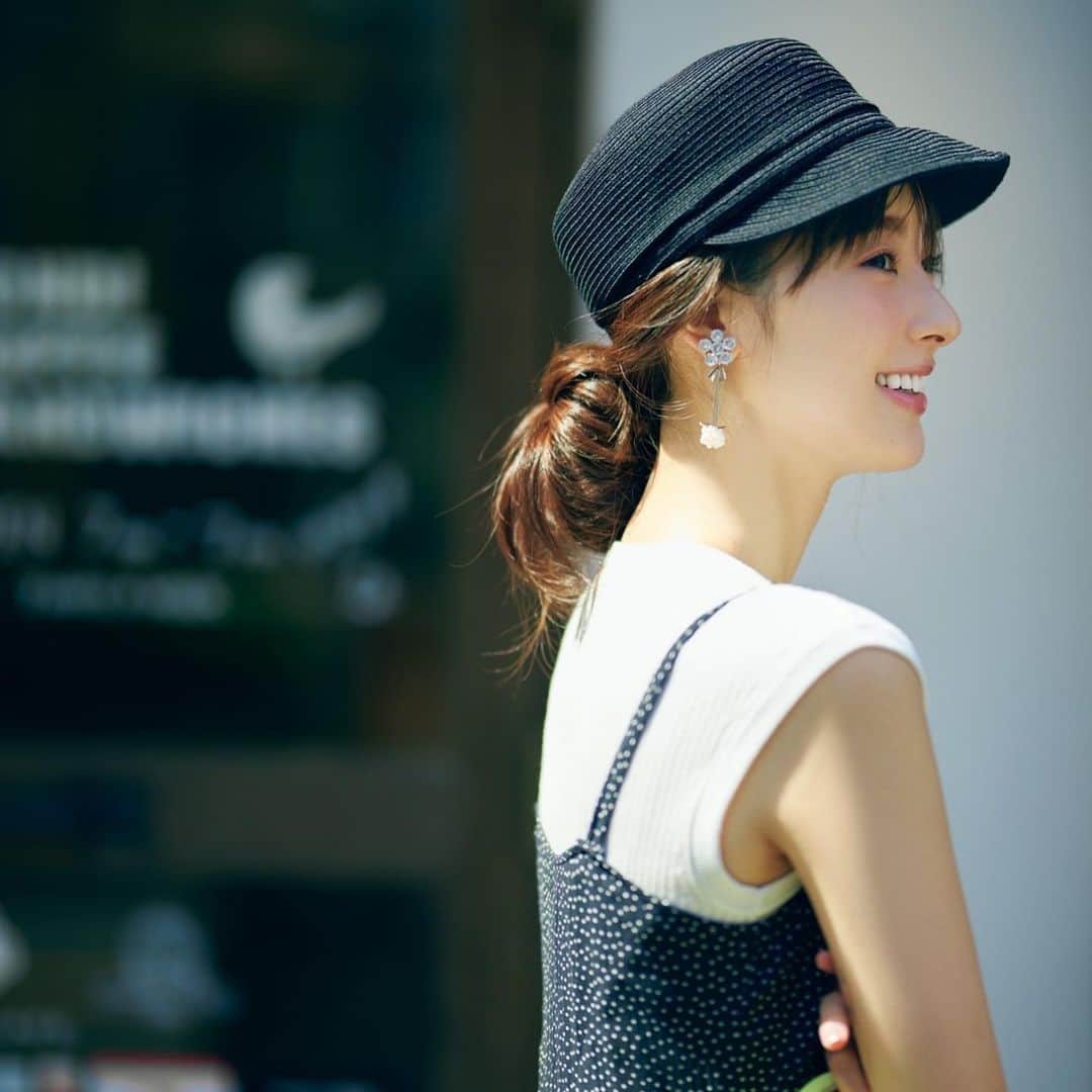 美人百花さんのインスタグラム写真 - (美人百花Instagram)「美人百花7月号🐼🌻発売から1週間が経ちましたが、土日にゲットしたレディも多いのでは？  今年の夏は旅行へ行ったり、ドライブへ行ったり、アクティブな予定が増える予感！そんなときに頼りになるのが、スニーカー&お帽子ですよね✨ だけ　けど、普段のコーデに取りに入れるには少し難しく感じるアイテムでもあるはず🥺  そこで、今月号ではフェミニン服にベストマッチなスニーカーとお帽子をご紹介🤍  パンプスと比べると、履く機会の少ないスニーカー。それゆえに、たくさんの数を持ちたくないのが正直なところで、せっかくなら、どんな服にも似合うスニーカーを持っていたいですよね🙌 そこで、レディにぴったりなホワイトスニーカー、ブラックスニーカー、ソルベカラースニーカーという3つを軸に、フェミ服に似合うスニーカーをスタイリストさんと厳選しました！ どんな風なコーデと合わせればいいのかは、ぜひ誌面でチェックして✨✨  お帽子も同じく、たくさん持てないし使いこなすのが難しいアイテム！特にヘアはどうしたらいいの？と悩む人も多いのでは？👀 今回は美人百花でおなじみのヘアメイク・朝日光輝さんが提案するヘアアレンジと共に、この夏かぶりたい女優帽、キャスケット、バケットハットの3つをご紹介👒 日除け対策と共にヘアアレンジのおしゃれも楽しんで、いつものコーデをアップデートしましょう🥰  この企画を担当してくれたモデルさんは #宮本茉由ちゃん 💗💗 引いて撮った写真も、お顔に寄った写真も可愛いってどういうことなんだいっ！と思わずツッコミたくなるほど、お美しい茉由ちゃん😍 この日は1カットだけワンちゃんとの撮影があったのですが、お洋服もきれいに見せながらワンちゃんとも楽しそうにコミュニケーションをとっていて、両立しながらできるなんて、さすがプロと感動してしまいました🐶✨✨  茉由ちゃんが素敵に着こなしてくれたコーデを参考に、この夏のお出かけはぜひスニーカー&お帽子を上手に使って、おしゃれを楽しんでくださいね🌈  #美人百花7月号 #宮本茉由 ちゃん #スニーカー #お帽子 #ホワイトスニーカー #ブラックスニーカー #ソルベカラースニーカー #女優帽 #キャスケット #バケットハット」6月19日 14時06分 - bijinhyakka
