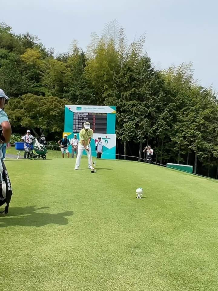 近藤祥子のインスタグラム：「⛳️ ハナ銀行インビテーショナルは 無音カメラアプリでの撮影OKな大会でした📷  スタートアナウンスの席は特等席- ̗̀📢 インパクトの瞬間の音がすごいのよ😳‼️ Instagramに載せるように一部早送りしてます⏭ と思ったら！意図してない、プロのショットの所も早送りになってる😭 ミスった＿|￣|○  . ハナ銀行インビテーショナル 最終日⛳️ 大槻智春選手 @tomoharu.otsuki  浅地洋佑選手 @yo0524  今平周吾選手 @shugo_imahira05   プロのスイング見たあとに自分でゴルフすると マン振りしてしまいそう😂  #ハナ銀行インビテーショナル #ゴルフ @japangolftour  #大槻智春 #浅地洋佑 #今平周吾」