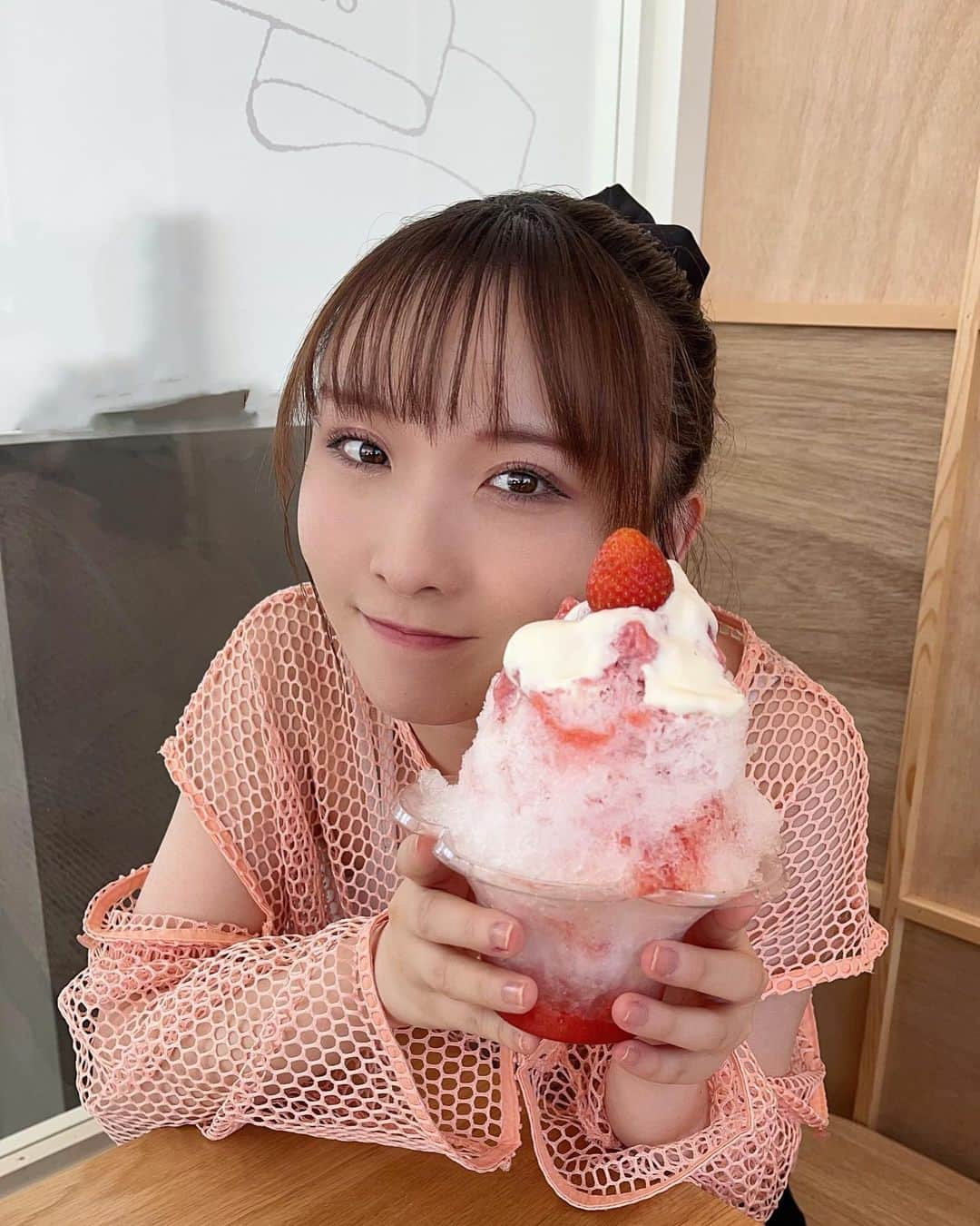 高瀬くるみさんのインスタグラム写真 - (高瀬くるみInstagram)「.      今年初かき氷🍧 　 　 　 Photo by 妹ちゃん 　 　 #BEYOOOOONDS #ハロプロ #アイドル  #苺 #天然氷 #栃木県 #今年初 #かき氷 #美味しかった #栃木出身 #なので #1番 #好きな食べ物 #いちご #です #ガチで #くるみんインスタ映え計画」6月19日 14時14分 - kurumi_takase.official