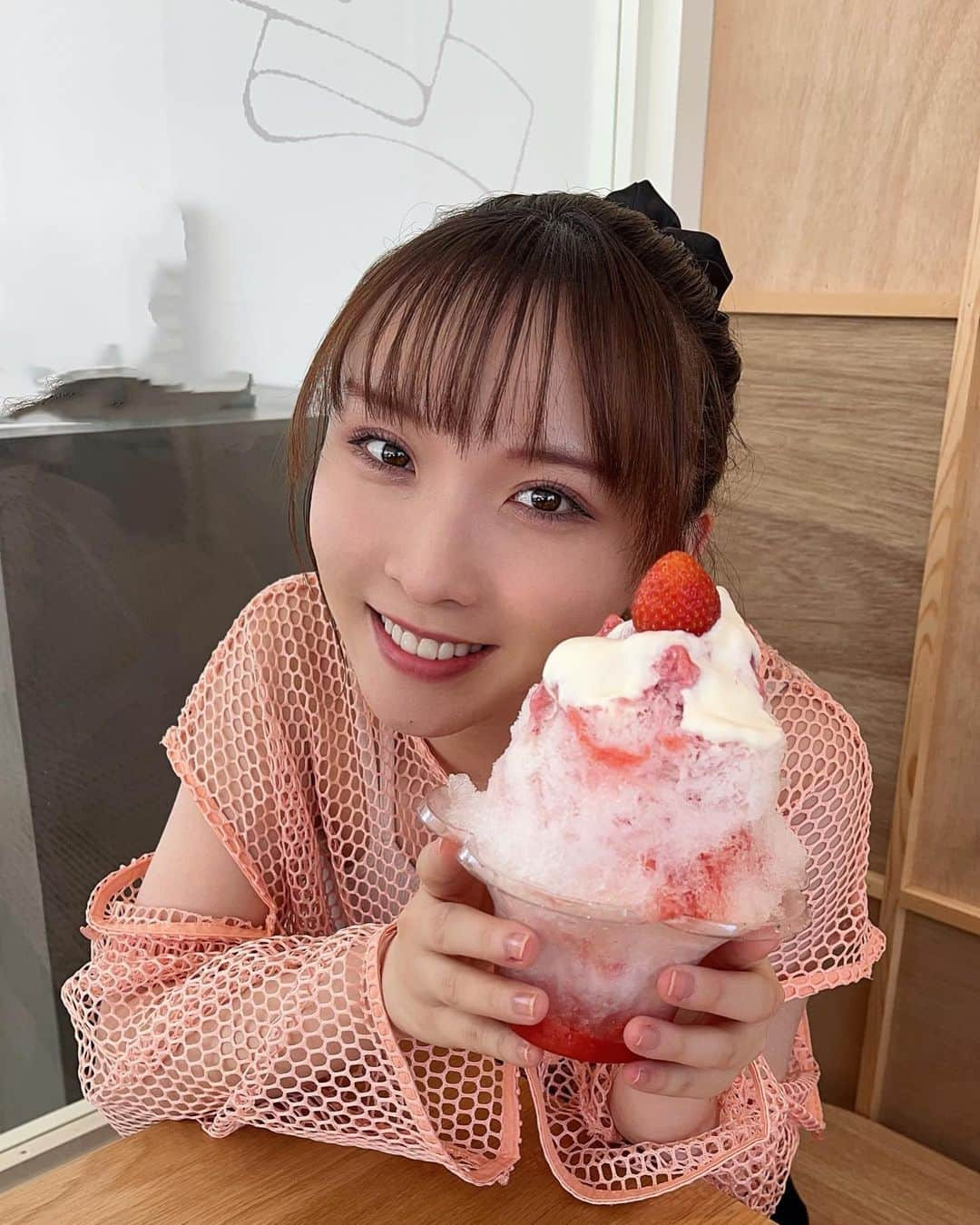 高瀬くるみさんのインスタグラム写真 - (高瀬くるみInstagram)「.      今年初かき氷🍧 　 　 　 Photo by 妹ちゃん 　 　 #BEYOOOOONDS #ハロプロ #アイドル  #苺 #天然氷 #栃木県 #今年初 #かき氷 #美味しかった #栃木出身 #なので #1番 #好きな食べ物 #いちご #です #ガチで #くるみんインスタ映え計画」6月19日 14時14分 - kurumi_takase.official