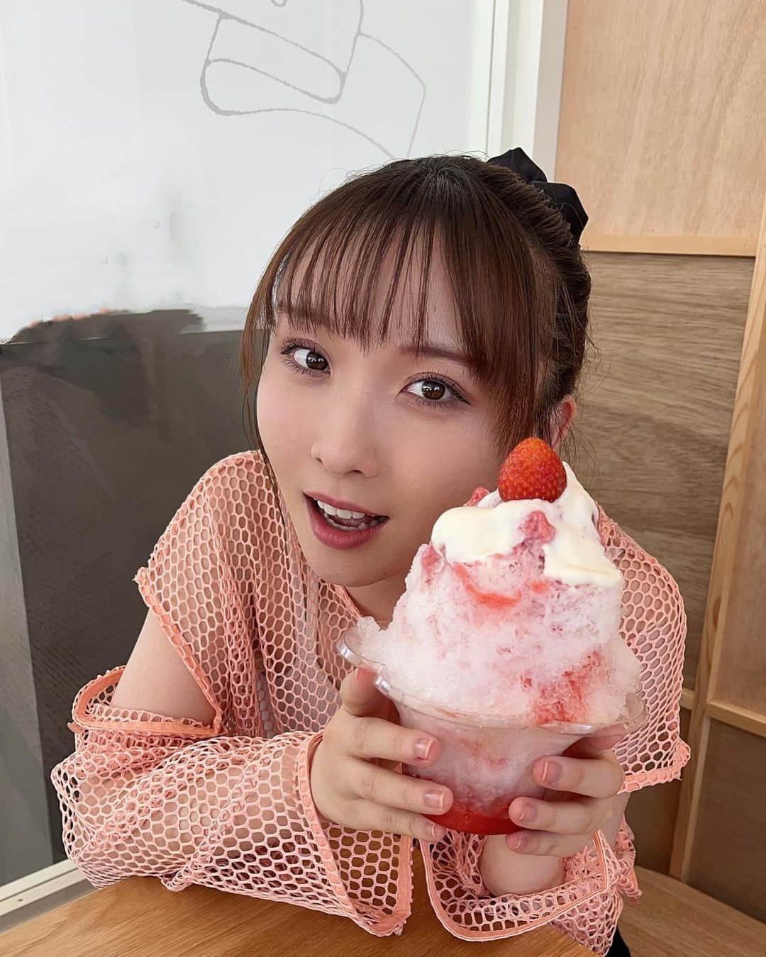 高瀬くるみさんのインスタグラム写真 - (高瀬くるみInstagram)「.      今年初かき氷🍧 　 　 　 Photo by 妹ちゃん 　 　 #BEYOOOOONDS #ハロプロ #アイドル  #苺 #天然氷 #栃木県 #今年初 #かき氷 #美味しかった #栃木出身 #なので #1番 #好きな食べ物 #いちご #です #ガチで #くるみんインスタ映え計画」6月19日 14時14分 - kurumi_takase.official