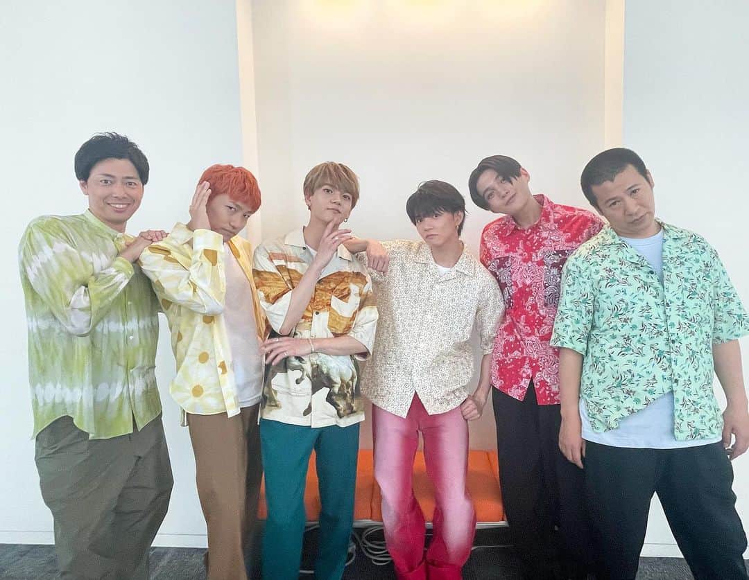 西村真二のインスタグラム：「* 吉本興業とLDHの顔の大きさがまじトリックアート #ヒルナンデス #服だけLDH気分 #2足歩行と肺呼吸以外全て違う #昭和の顔と平成の顔 #ヒゲキナンデス」