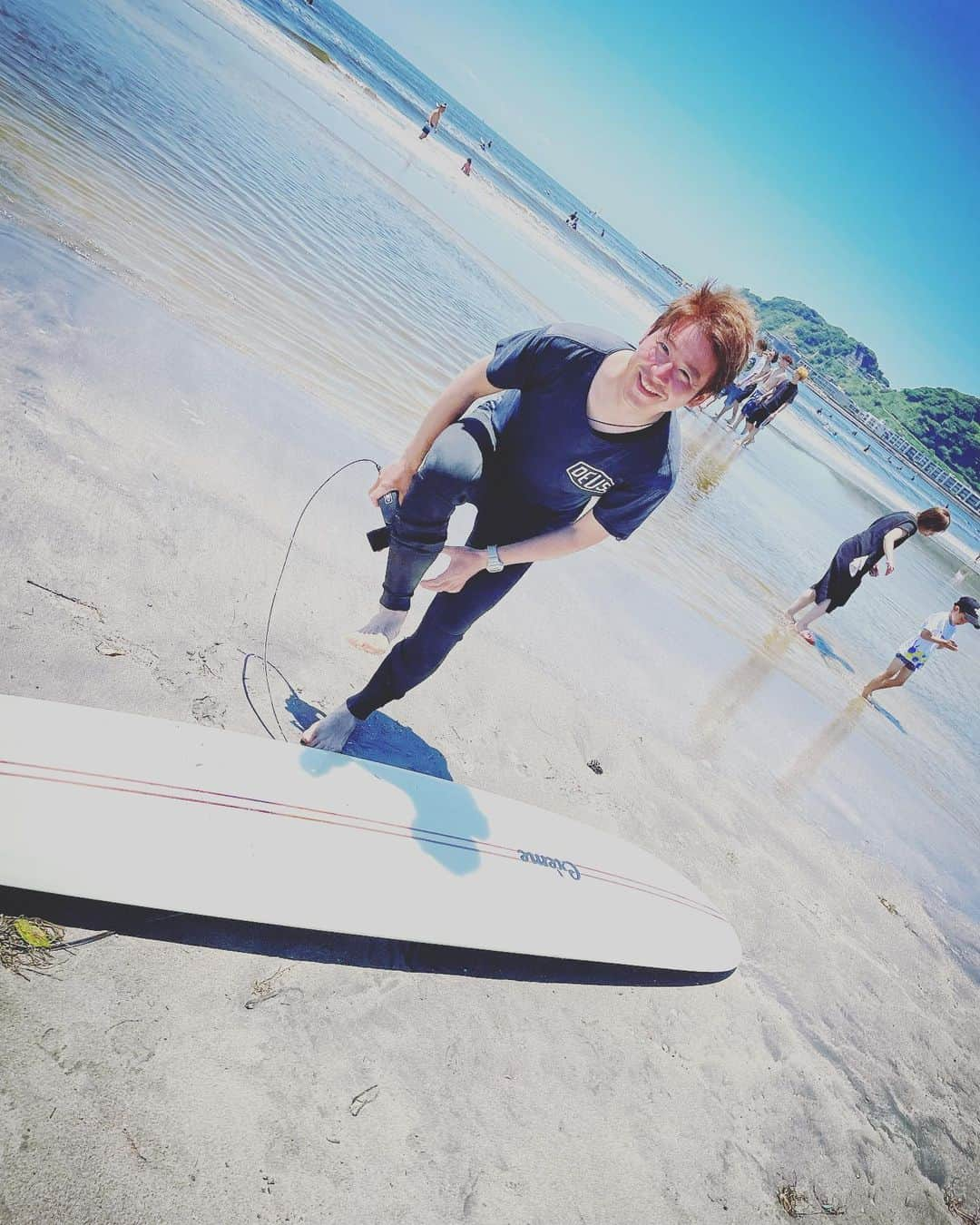 小松正英さんのインスタグラム写真 - (小松正英Instagram)「. #Surfboard ➡︎ #Crème #Wetsuit ➡︎ #patagonia #Tshirt ➡︎ #Deus #Watch ➡︎ #Gshock × #Ronherman  形から入るタイプです。」6月19日 14時25分 - masa_fb.ank