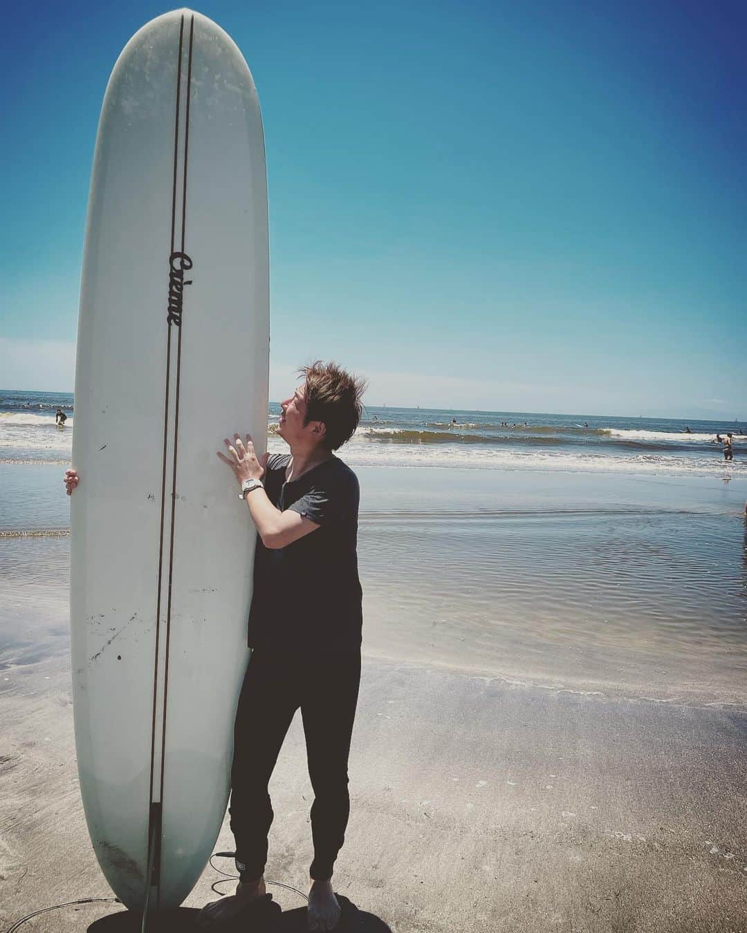 小松正英さんのインスタグラム写真 - (小松正英Instagram)「. #Surfboard ➡︎ #Crème #Wetsuit ➡︎ #patagonia #Tshirt ➡︎ #Deus #Watch ➡︎ #Gshock × #Ronherman  形から入るタイプです。」6月19日 14時25分 - masa_fb.ank
