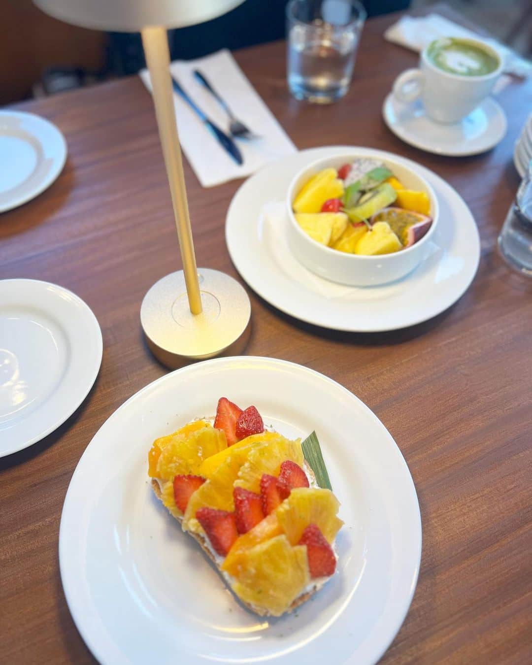 ゆうりちゃんのインスタグラム：「🍍🍓🥭🍋  KOKO HEAD Cafe🌺 大きな窓と 高い天井が開放感を感じる ハワイアンカフェ♪  カフェでお伺いしました☕️  ワイキキに10年前にOpenして 日本初出店したそうです💜  ハワイを感じるフード達は 見ているだけでテンション上がる！  #KOKOHEADCafe#有楽町カフェ#東京カフェ#ハワイアンカフェ」