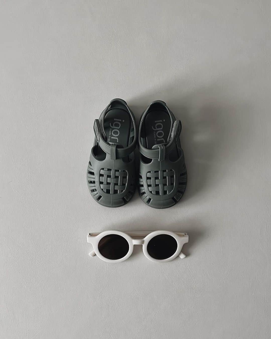 ukapiのインスタグラム：「⠀ ⠀ ⠀ お義母さんとお義姉ちゃん達から 帰省した時に頂いた〜👟♡ ⠀ @igorshoes  ⠀ 男の子っぽいカラー👦🏻🪽 𝙺𝚊𝚠𝚊𝚒𝚒🩶🩶 ⠀ ⠀ #ありがとうございます ♡ #いつもプレゼントのセンスが素敵」