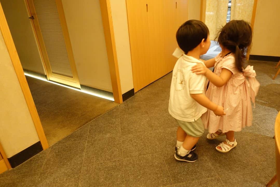 田中麻衣のインスタグラム：「ただただ、美味しかった。  長男は大好きなお友達に会えて嬉しそうだったな。 ずーっとニコニコ笑顔だった。 大好きなんだなぁって伝わる🥰  子連れの貸切会。 ゆっくり味わうことは難しいですが、気心許せるお友達とおいしいものをいただける時間は幸せです🌿」
