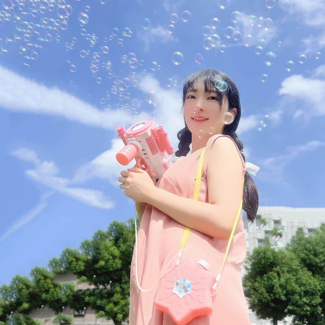 服部彩香のインスタグラム：「これからの時期にピッタリ⭐️ 電動miniバブルガン🫧‪🫧‪ トリガーを引くだけでこれだけたくさんのシャボン玉が😆 ショルダーストラップつきのタンクは 液も盛れなくてとても助かる🙏 カラフルなLEDライトもついていて 夜や暗闇でも盛り上がれて最高🥳🥳 子どもはもちろん。 大人も楽しめました⭐️ . https://nextprotein.stores.jp/ . PR @nextprotein_official #バブルガン #夏休み #外遊び #フェス #シャボン玉 #キャンプ #パーティー #電動バブルガン」