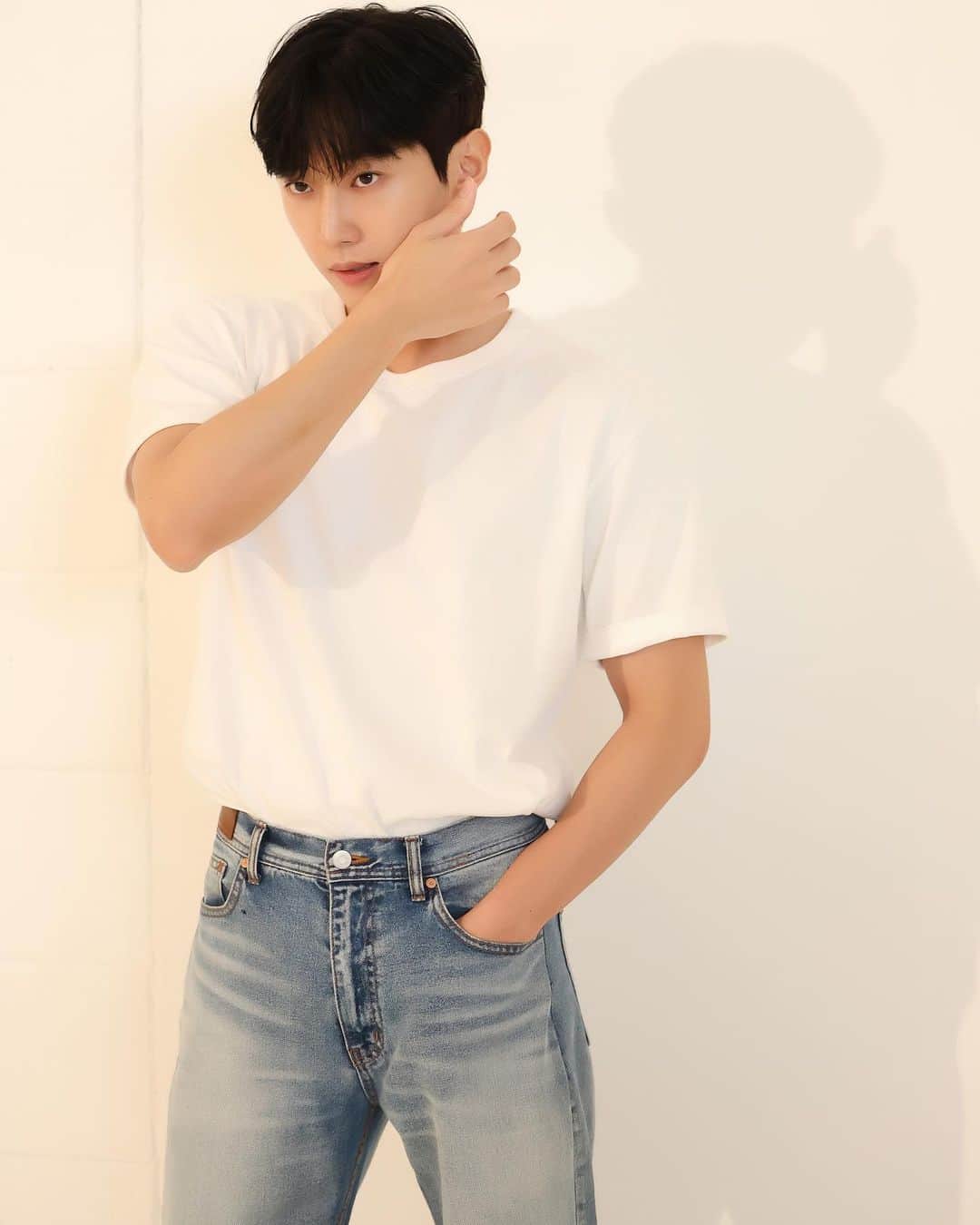 のインスタグラム：「6월 22일 도쿄 팬미팅 얼마 안 남았네요! 곧 봐요 여러분^^!!  2023 Jinyoung Fanmeeting in Tokyo  2023.06.22(THU) 6PM ZEPP HANEDA  #진영 #tokyo」
