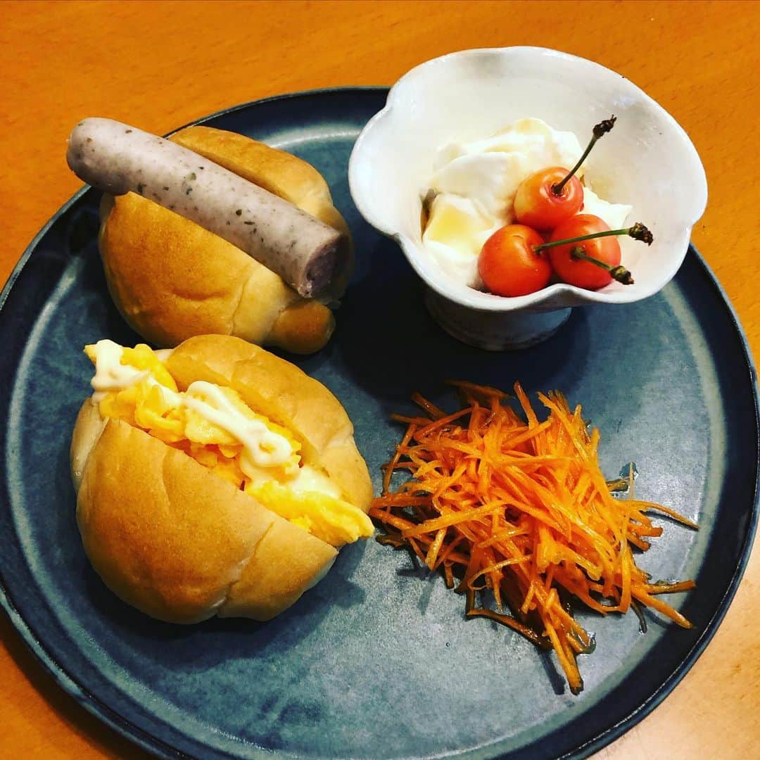 大和田獏のインスタグラム：「今年の父の日の娘からのプレゼントは朝食の差し入れでした。 パンに挟んだ卵焼きは孫が焼いたそうです。 美味しかったです❗️」