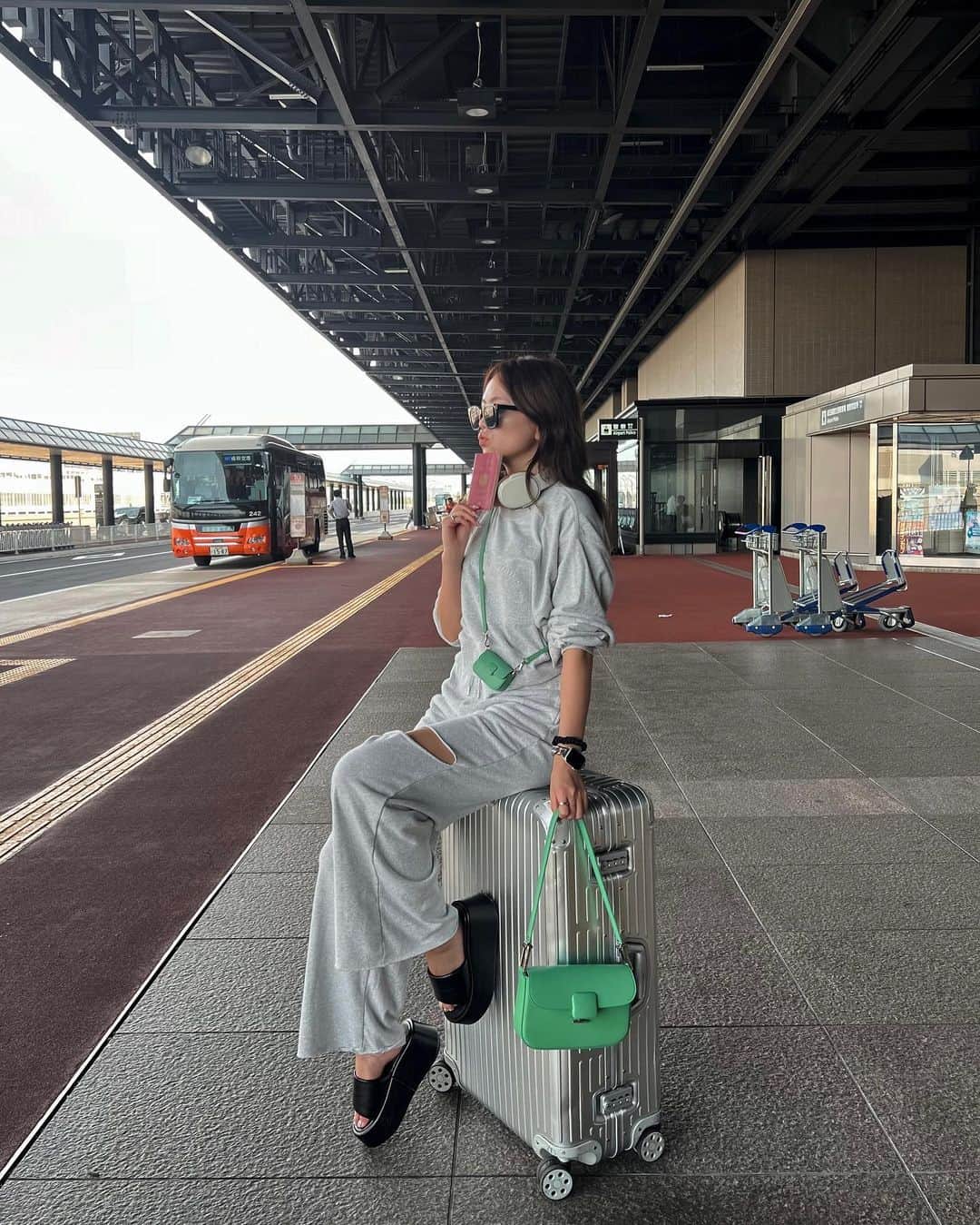RUI ONUMAのインスタグラム：「空港code✈️💚  この前の海外わたしはどこへ 行ったでしょーか🤔🌏？笑  旅行のお供に連れて行った bagとshoesは @charleskeith_jp ♡ ミニミニサイズのバッグは 付けてるだけでポイントになるし 小さいコスメとかairpodsいれるのに ぴったりでかわいいい🧚  それぞれ別々で使っても可愛いし♡  ミニミニバックを大きいバックに アクセサリー感覚で付けちゃっても可愛いのん💚  #空港コーデ #成田空港 #naritaairport  #airportfashion #airportstyle」